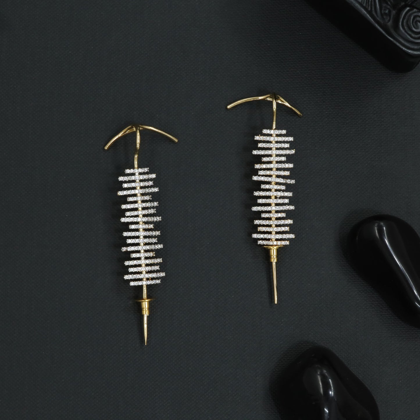 Contour Spine Earcuff with Linear Bar Detailing