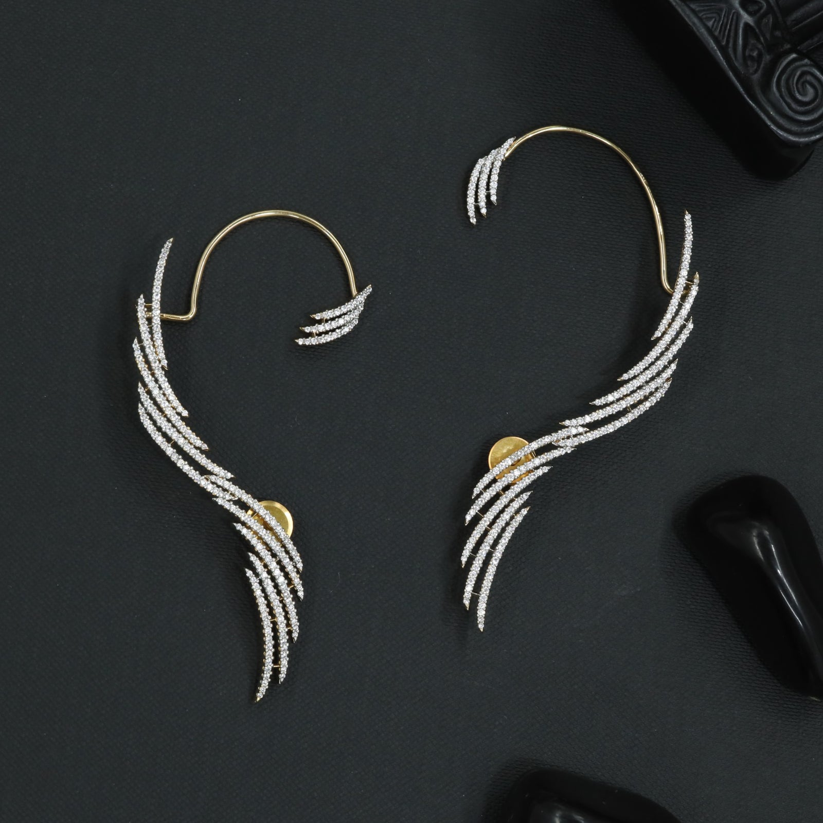 Fluid Curve Earcuff with Tapered Line Formation