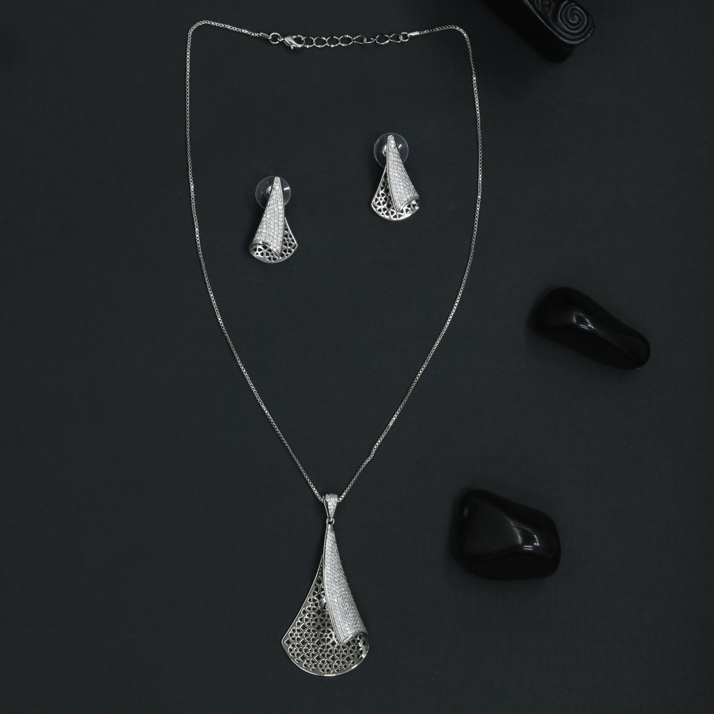 Refined Taper Chain With Structured Drop Styling