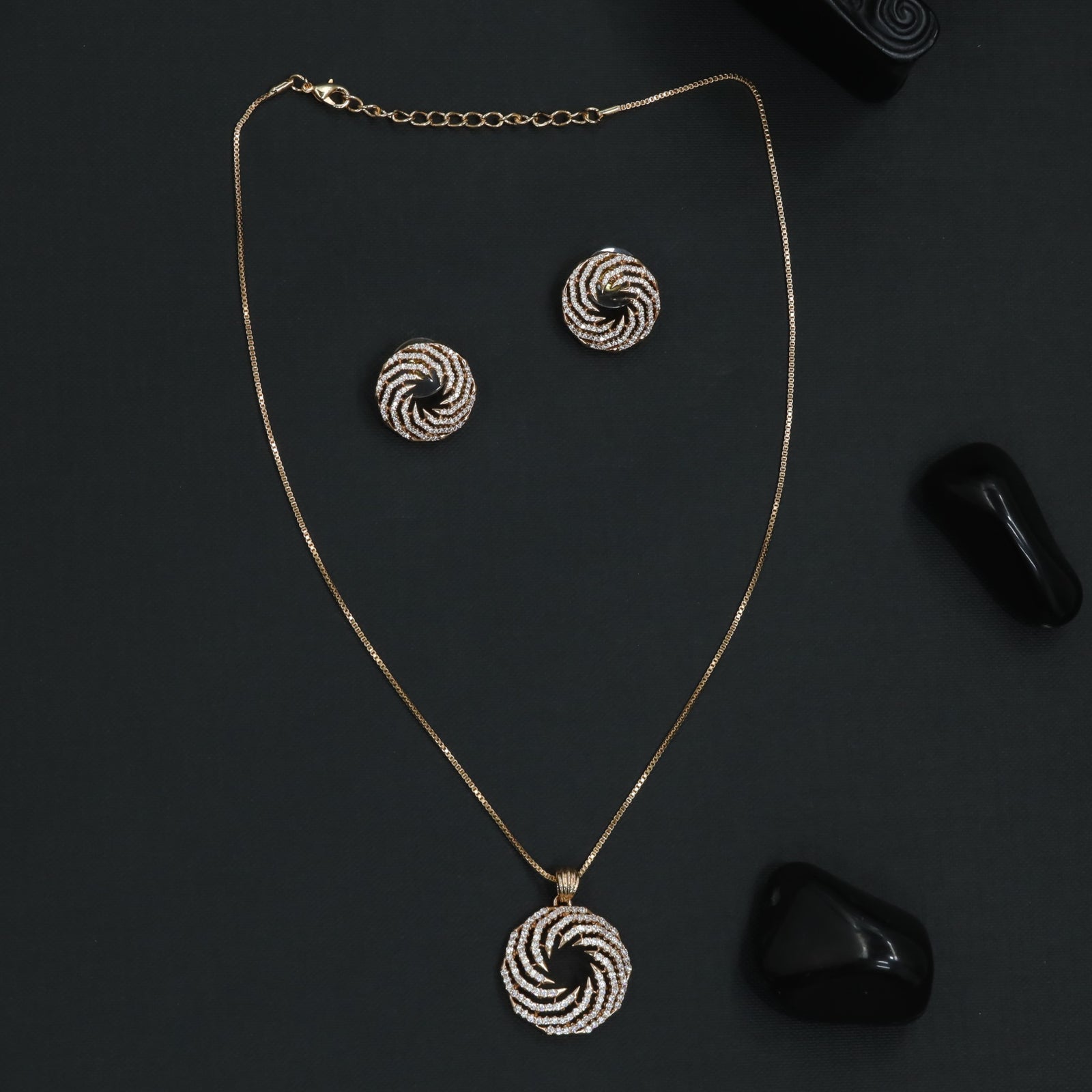 Symmetry Twist Chain With Patterned Disc Styling