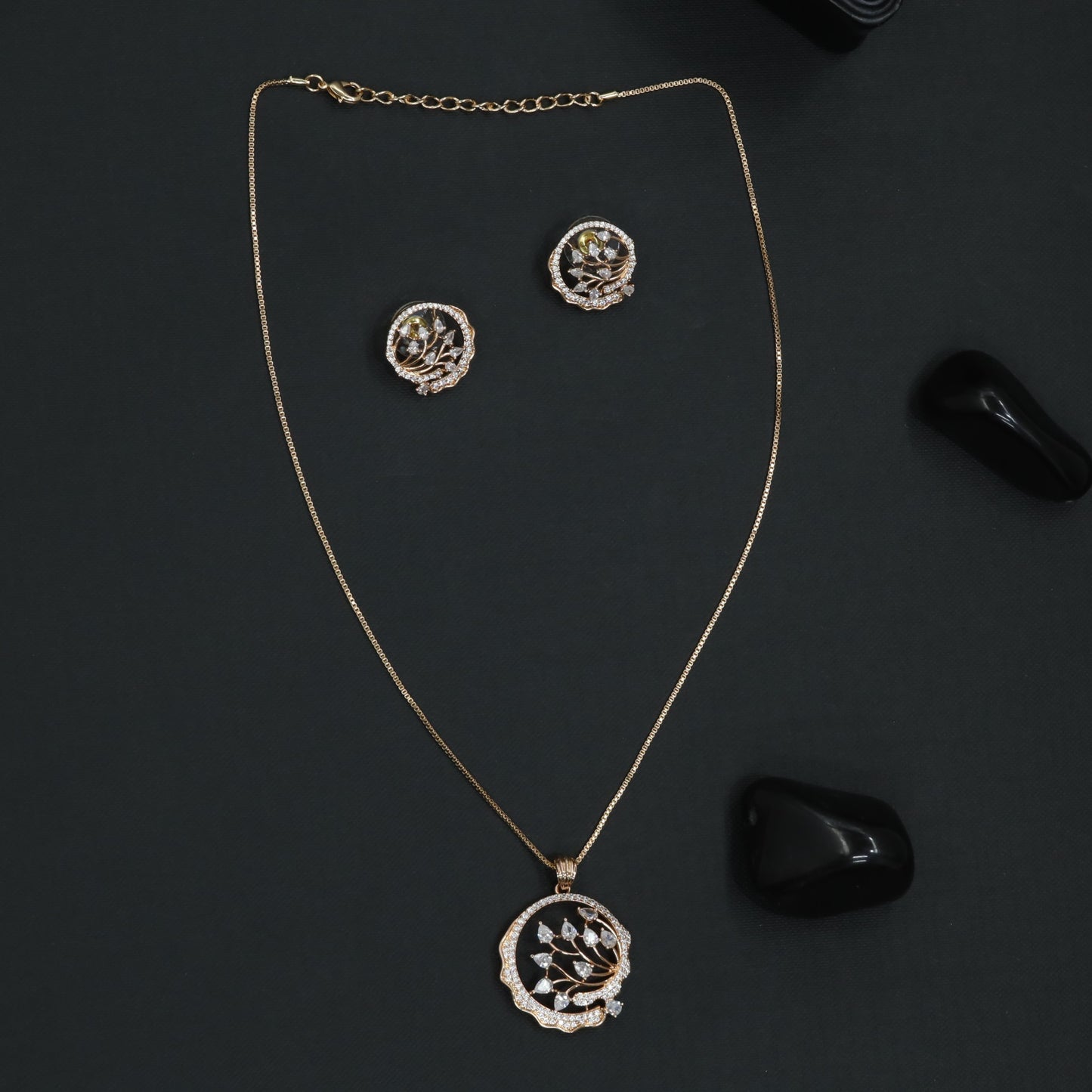 Twisted Garland Chain With Layered Pendant Styling