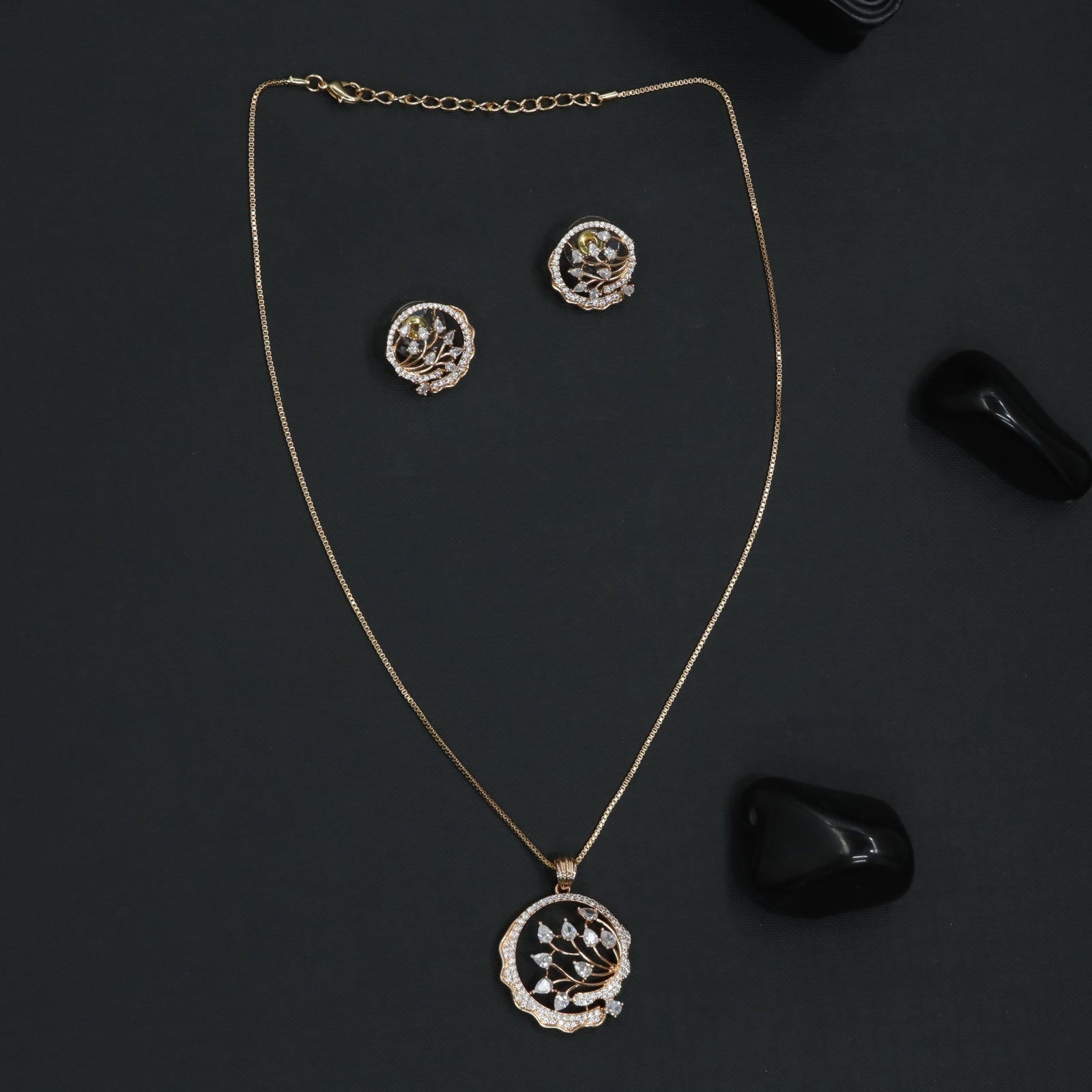 Twisted Garland Chain With Layered Pendant Styling