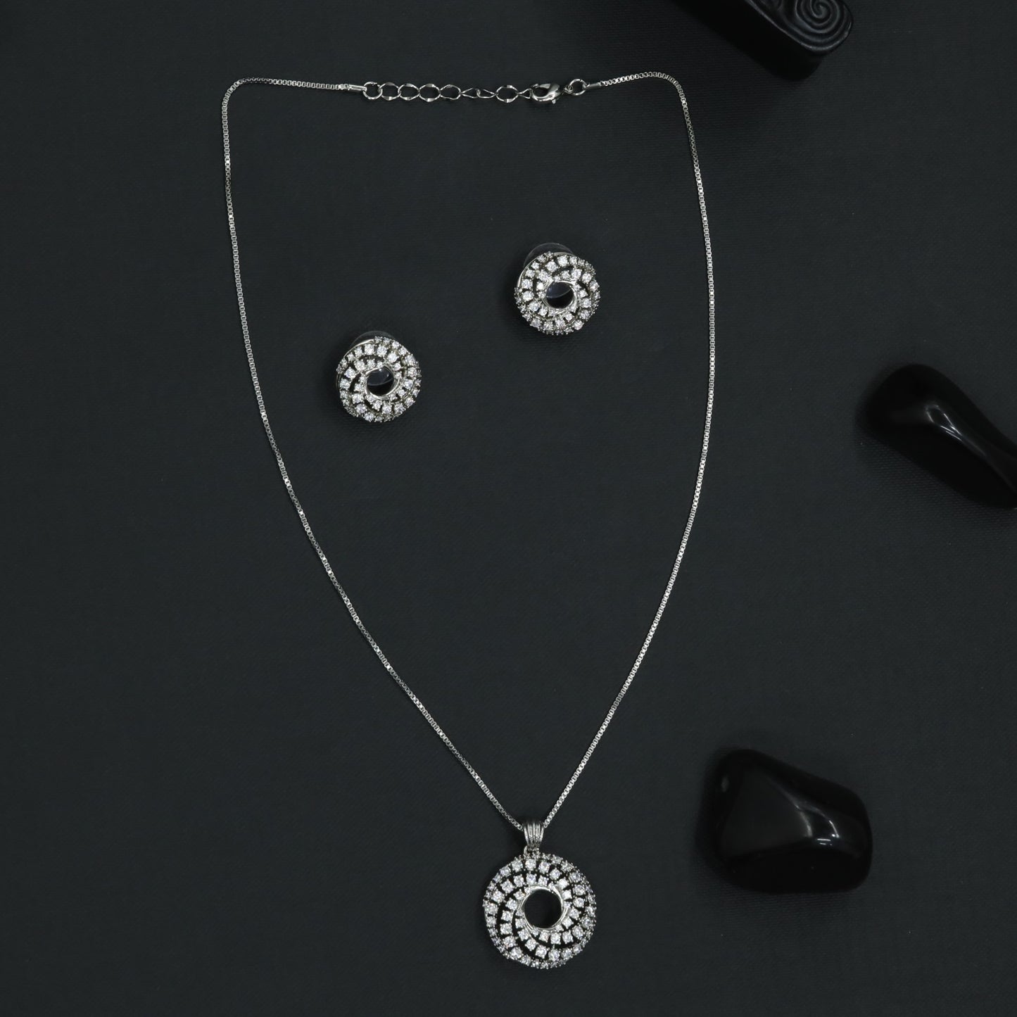 Sculpted Rosette Chain With Textured Circular Styling