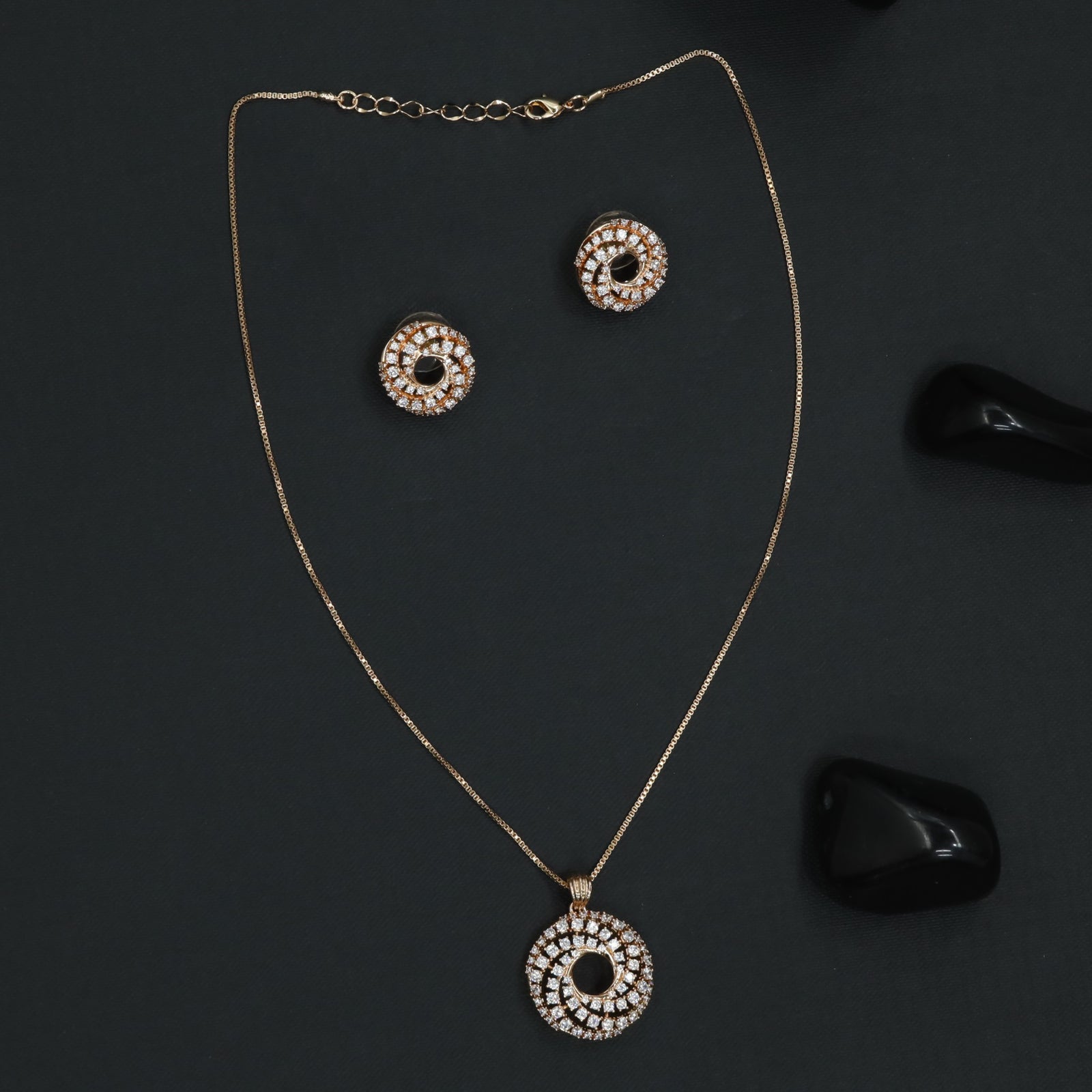 Sculpted Rosette Chain With Textured Circular Styling