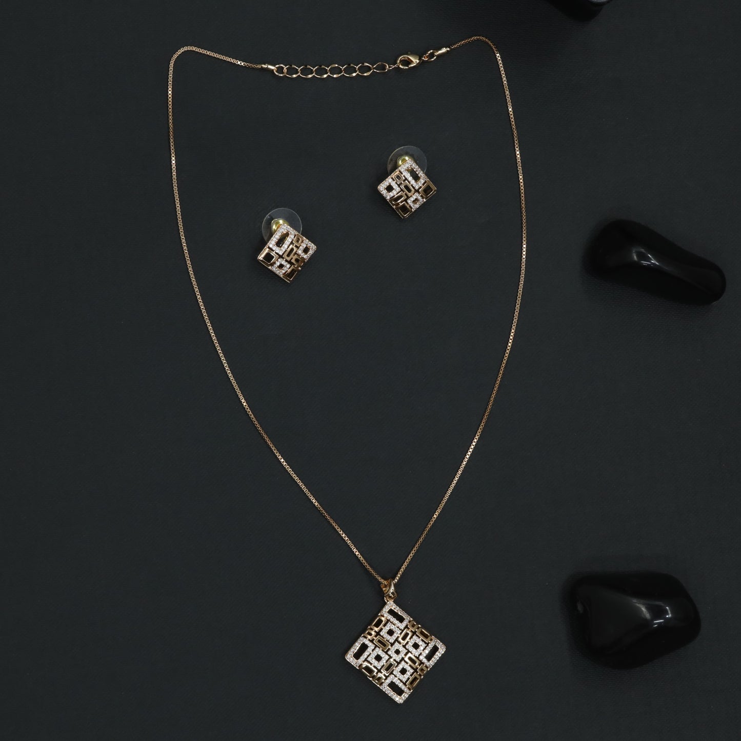 Bordered Frame Chain With Sculpted Pendant Detailing