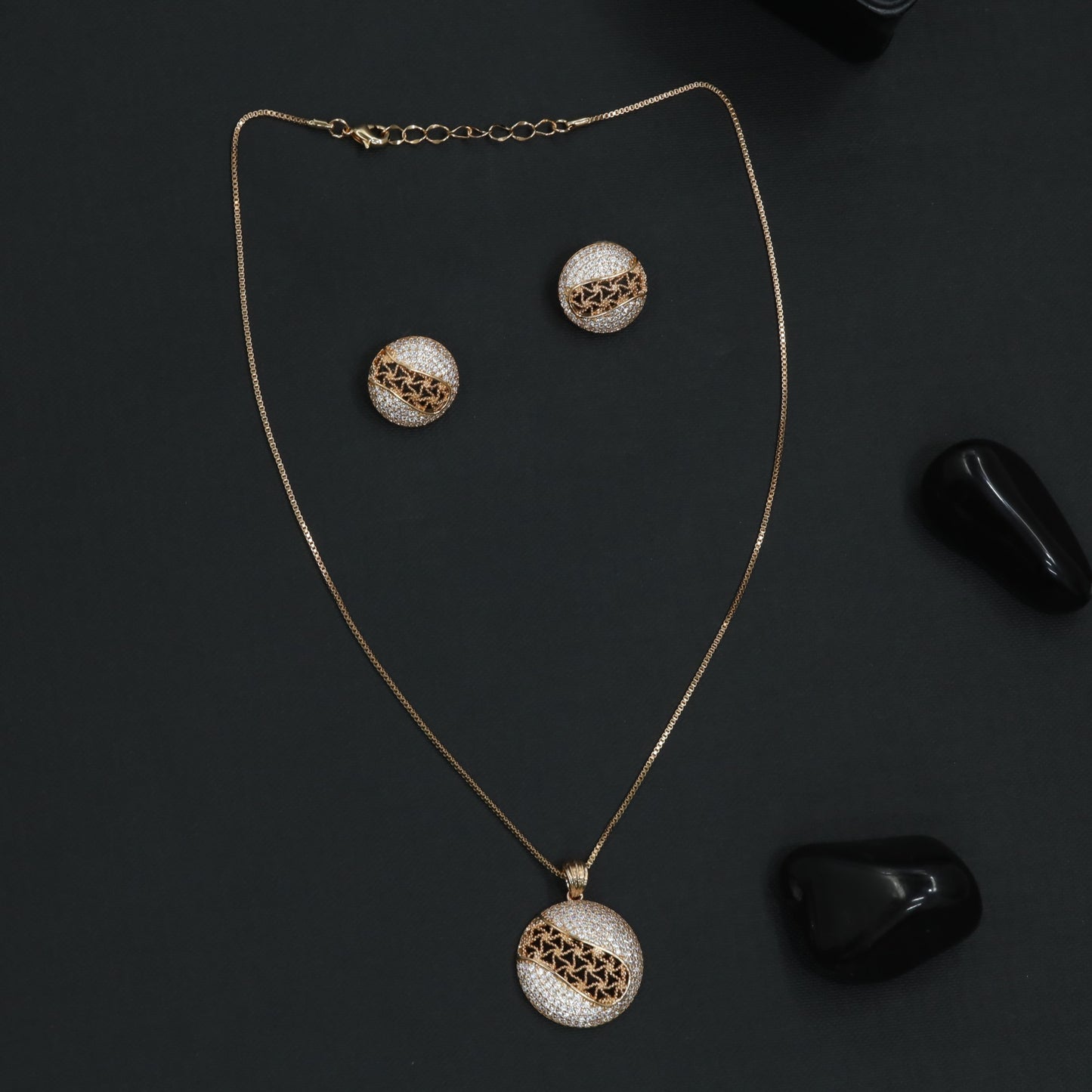 Framed Orbit Chain With Sculpted Round Styling