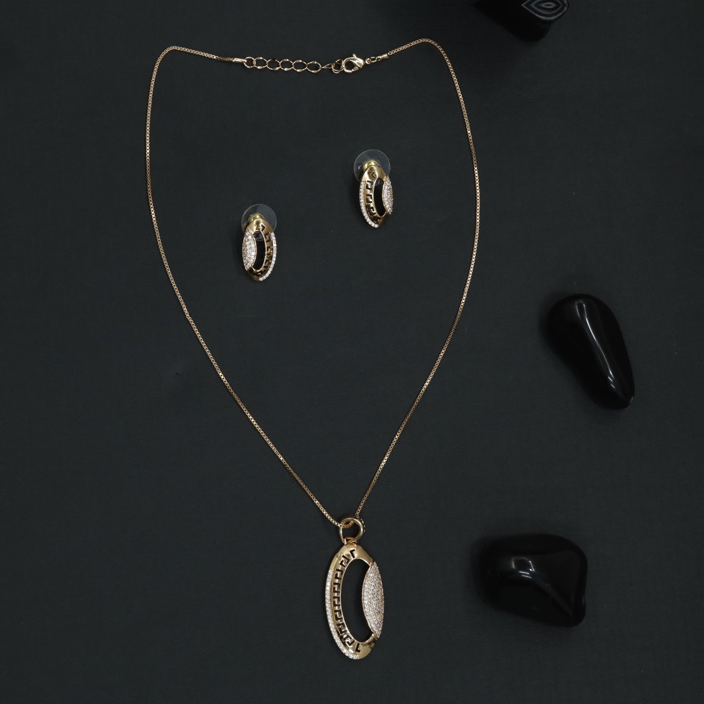 Infinity Oval Chain With Decorative Ring Layout