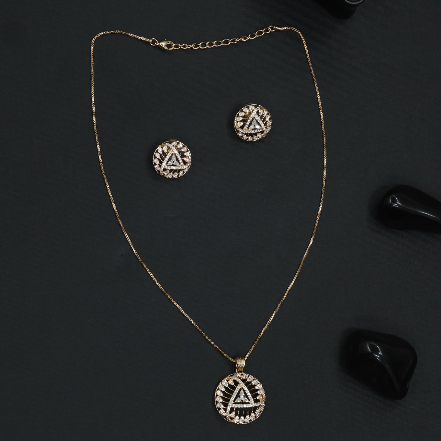 Slender Triangle Chain With Matching Round Studs