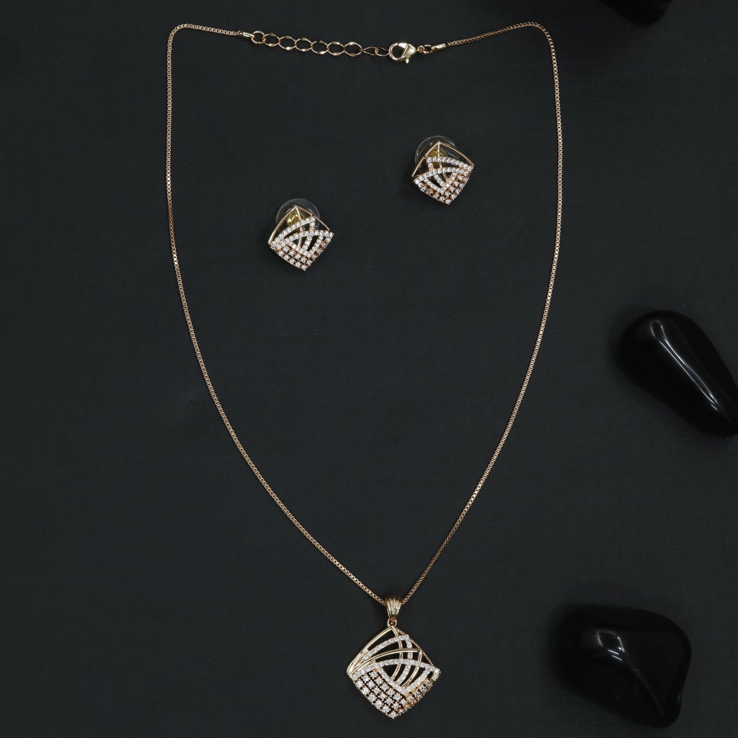 Symmetry Square Chain With Layered Frame Styling