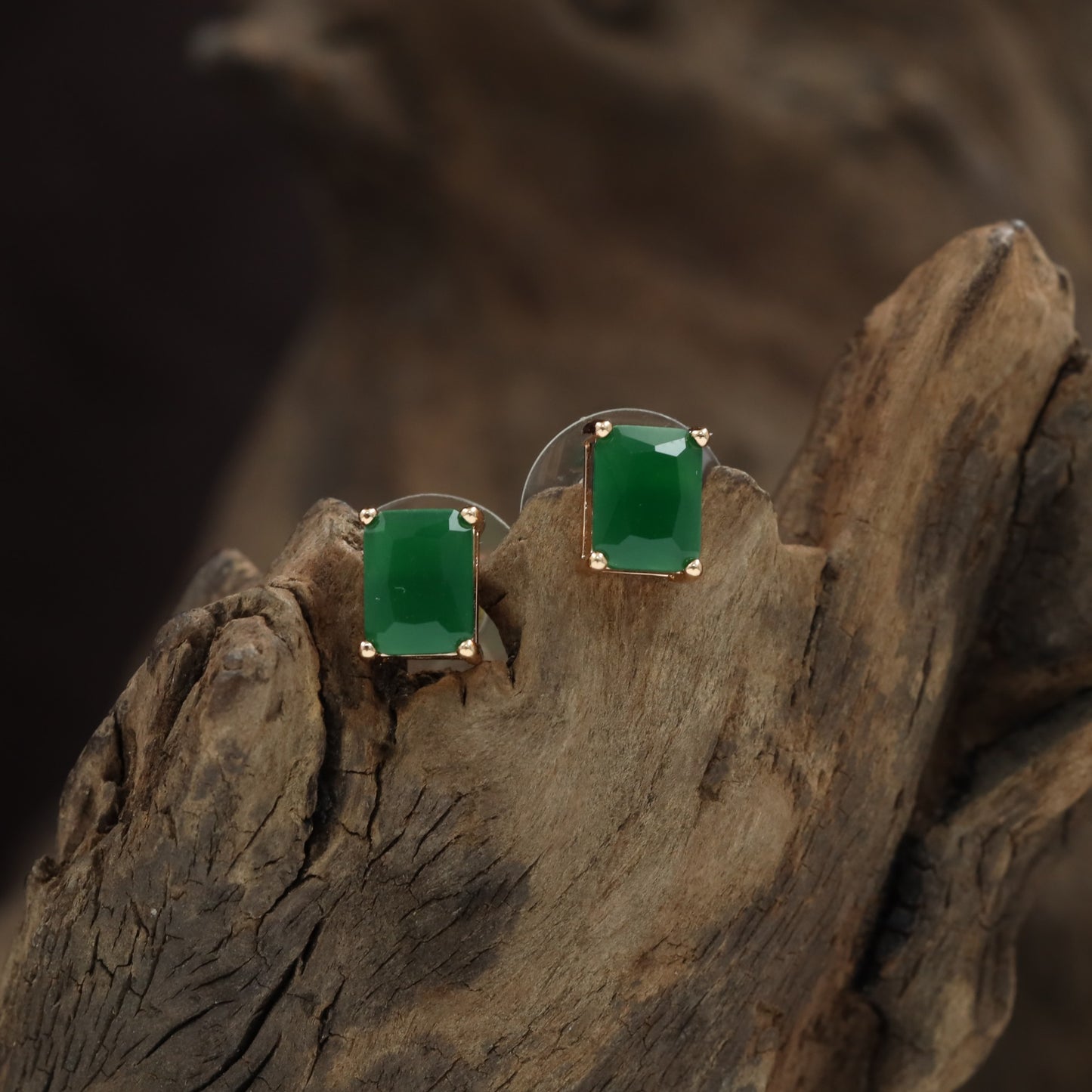 Jewel Bar Gold Polish Stud with Structured Center and Minimal Frame