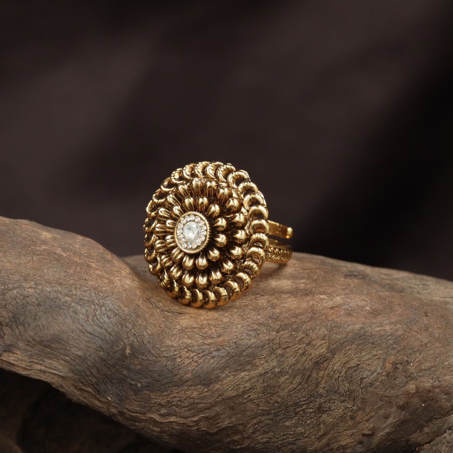 Luxury Oval Centre Antique Finger Ring With Sculpted Spiral Detailing