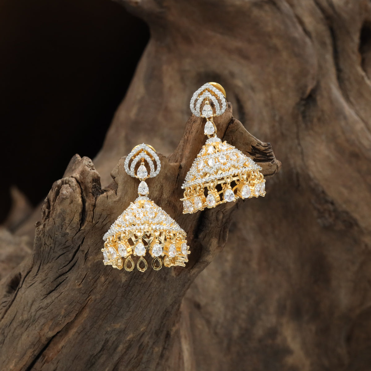 Gilded connector Gj Jumka with rounded dome detailing