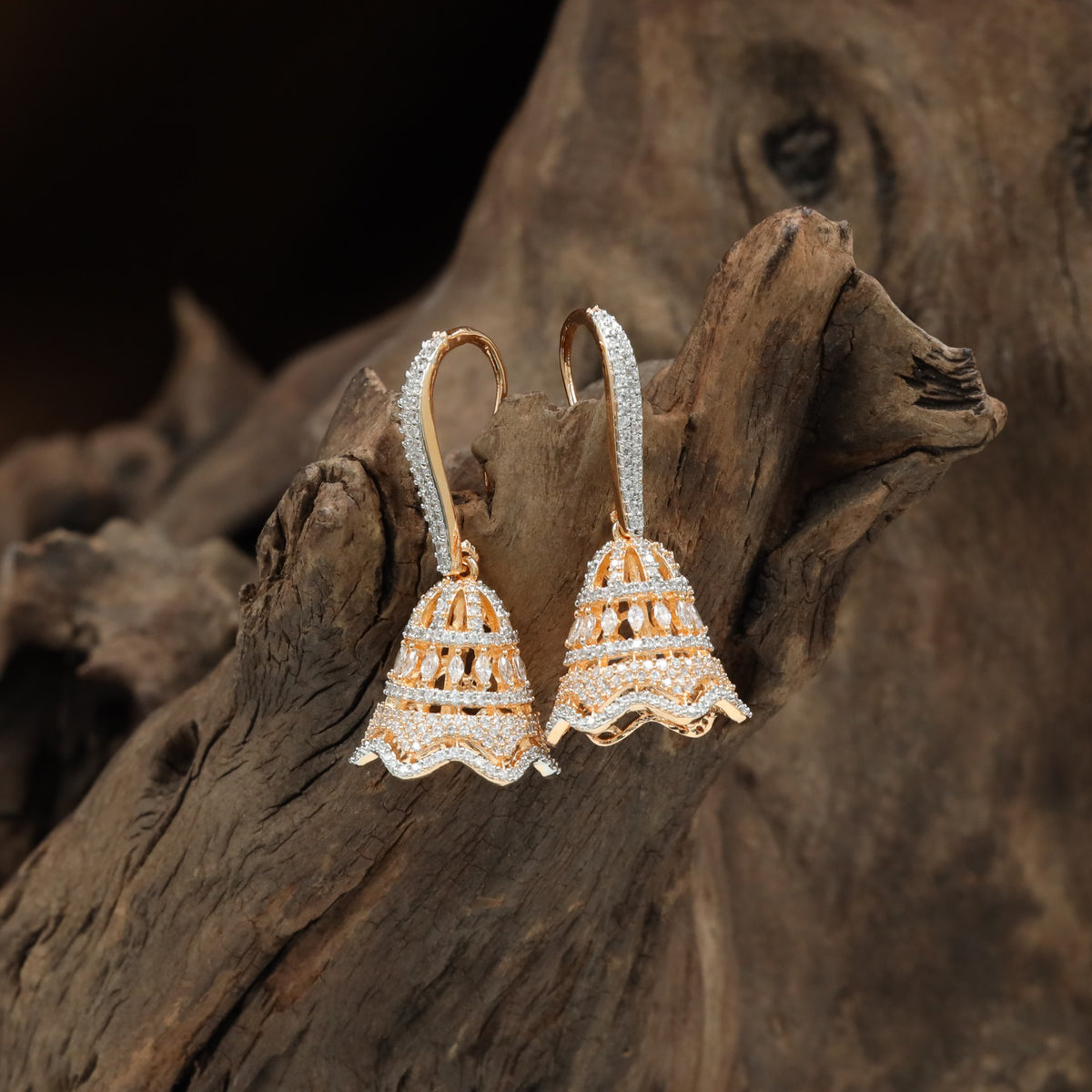 Avenue hook Gj Jumka with scalloped border detailing