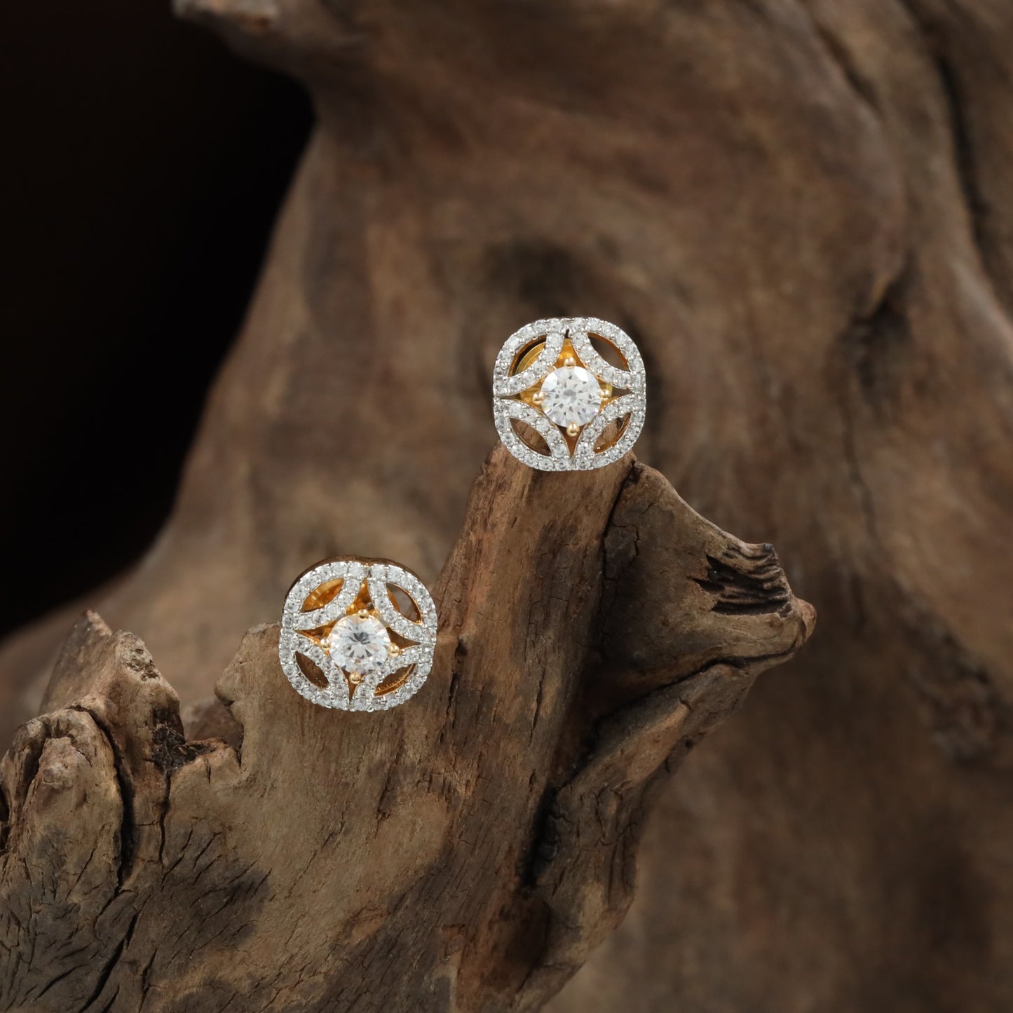 Glittering frame Gj Stud with open circular pattern