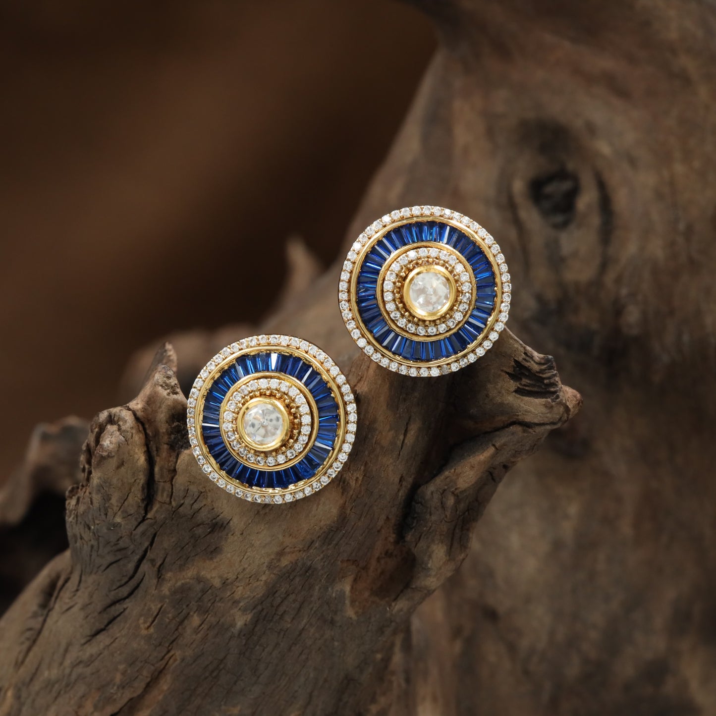 Disc Kundan Stud with Rounded Ring Arrangement and Detailed Edges
