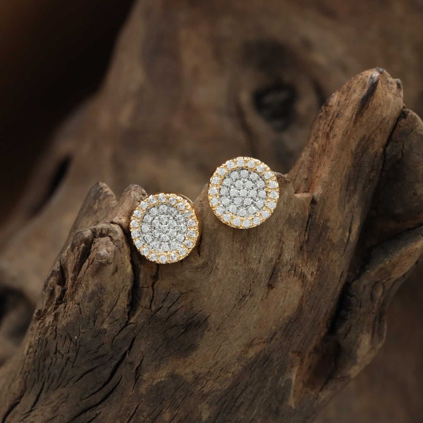 Encircled Pavé Stud with Structured Border Finish