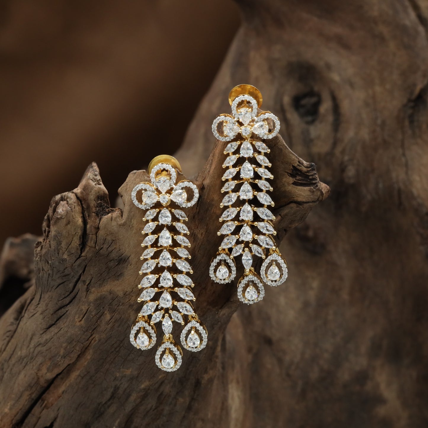 Leaf Drop Gj Hanging with Cascading Chain Arrangement and Hanging Detailing