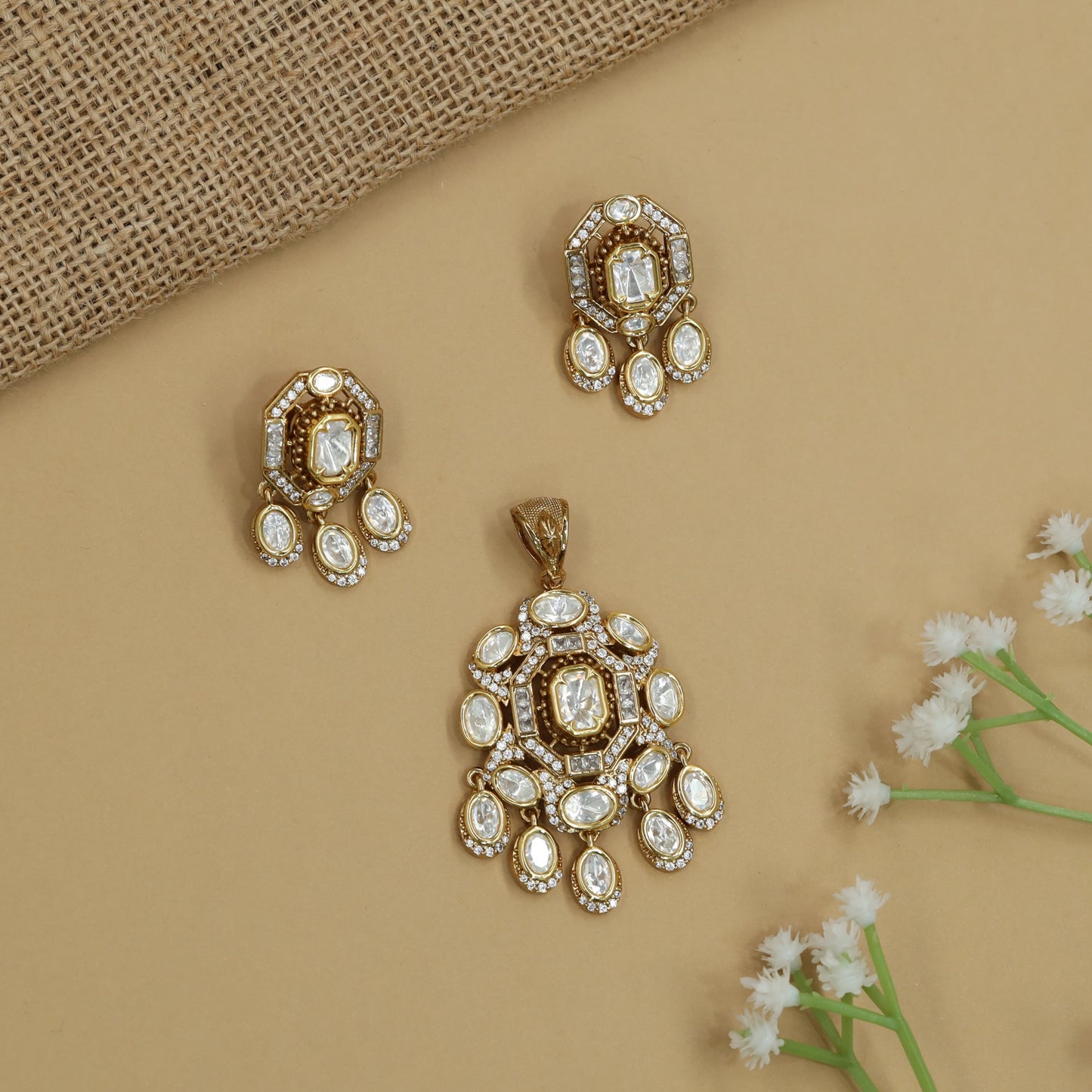 Grand Pendant Kundan Pendant Set with Floral Border Placement and Pearl Detailing