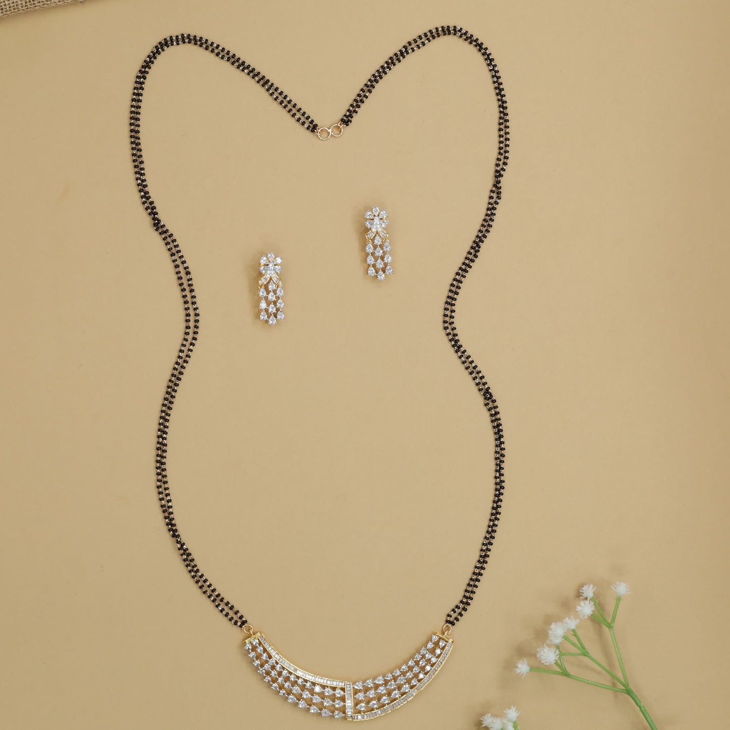 Opulent Sweep Mangalsutra with Structured Curve LayoutOpulent Sweep Mangalsutra with Structured Curve Layout