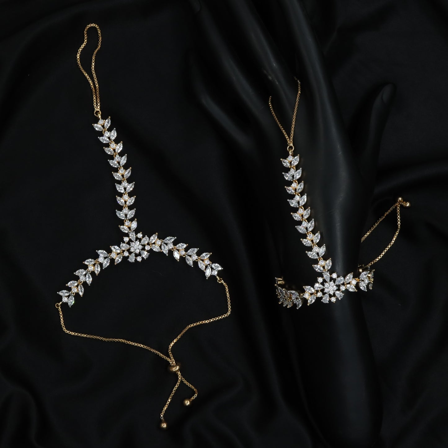 Floral Vine Gj Panja with Hand Harness Arrangement and Leaf Border Detailing