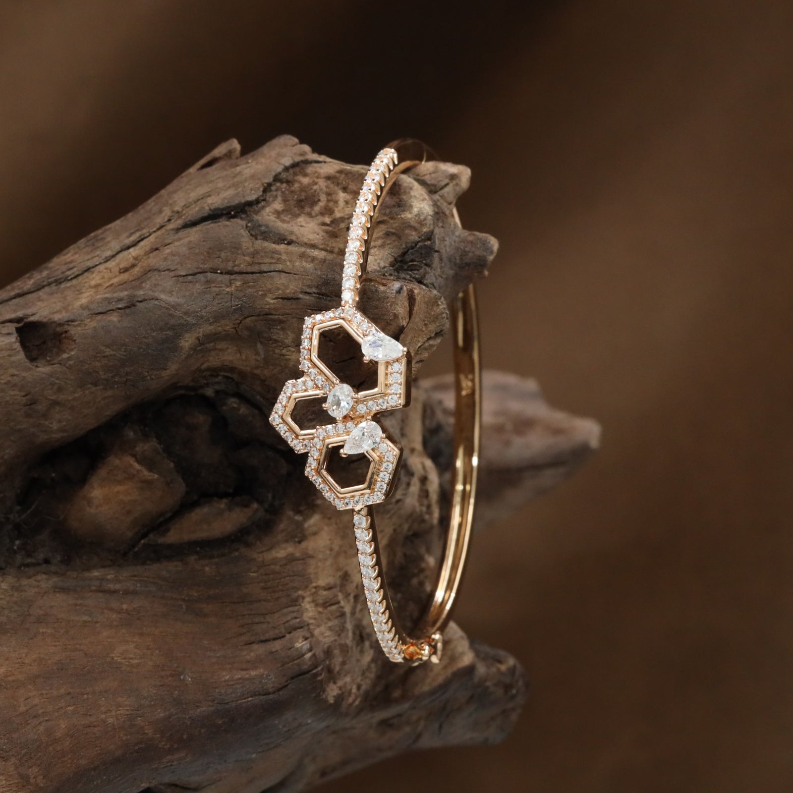 Angular Link Kada with Hexagon Frame Arrangement and Border Detailing