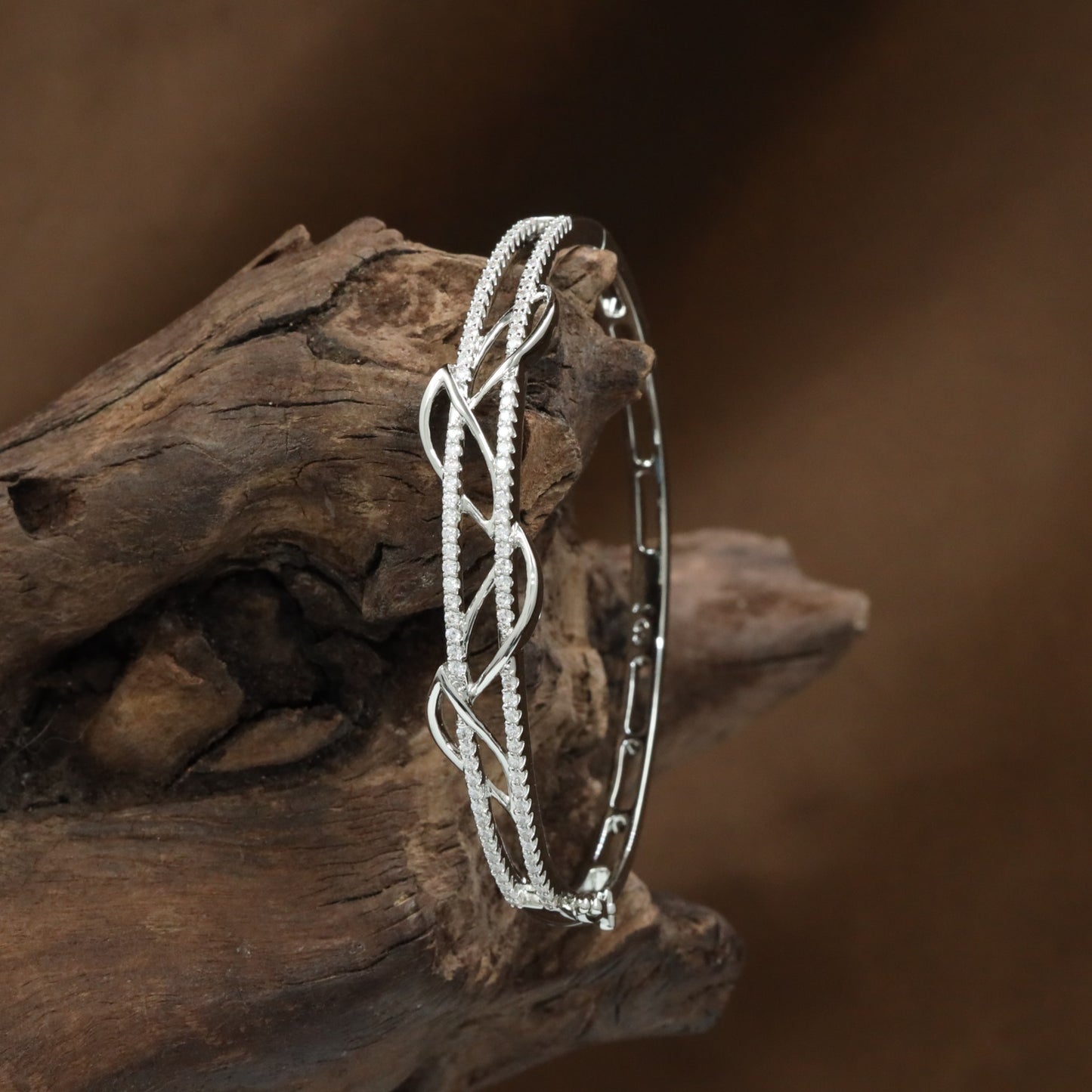 Drape Twist Kada with Interlocked Pattern Styling and Border Placement