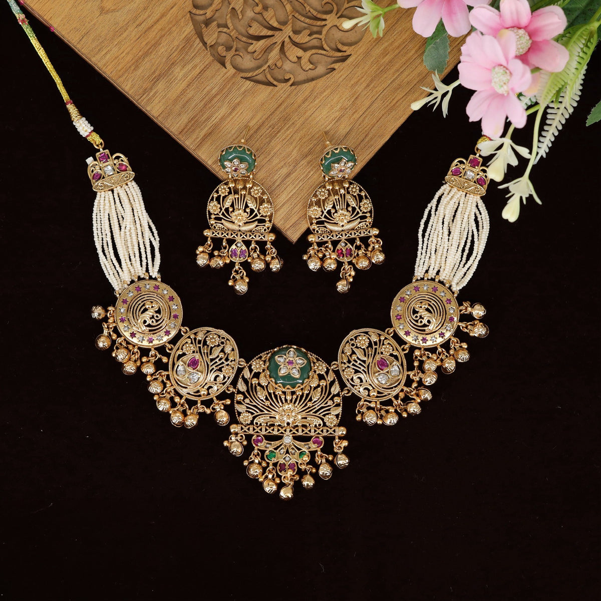 Exquisite Kundan Necklace with Intricate Hanging Details