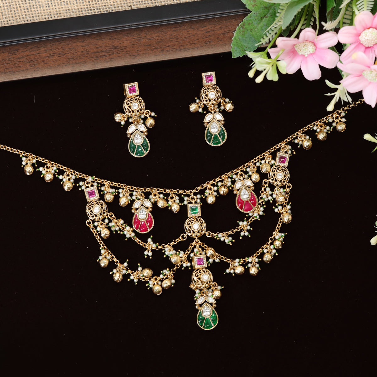 Classic Kundan Necklace with Intricate Floral Elements