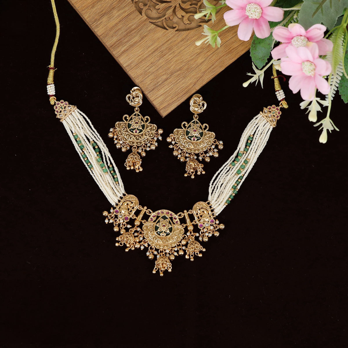 Kundan Necklace with Intricate Floral Detailing