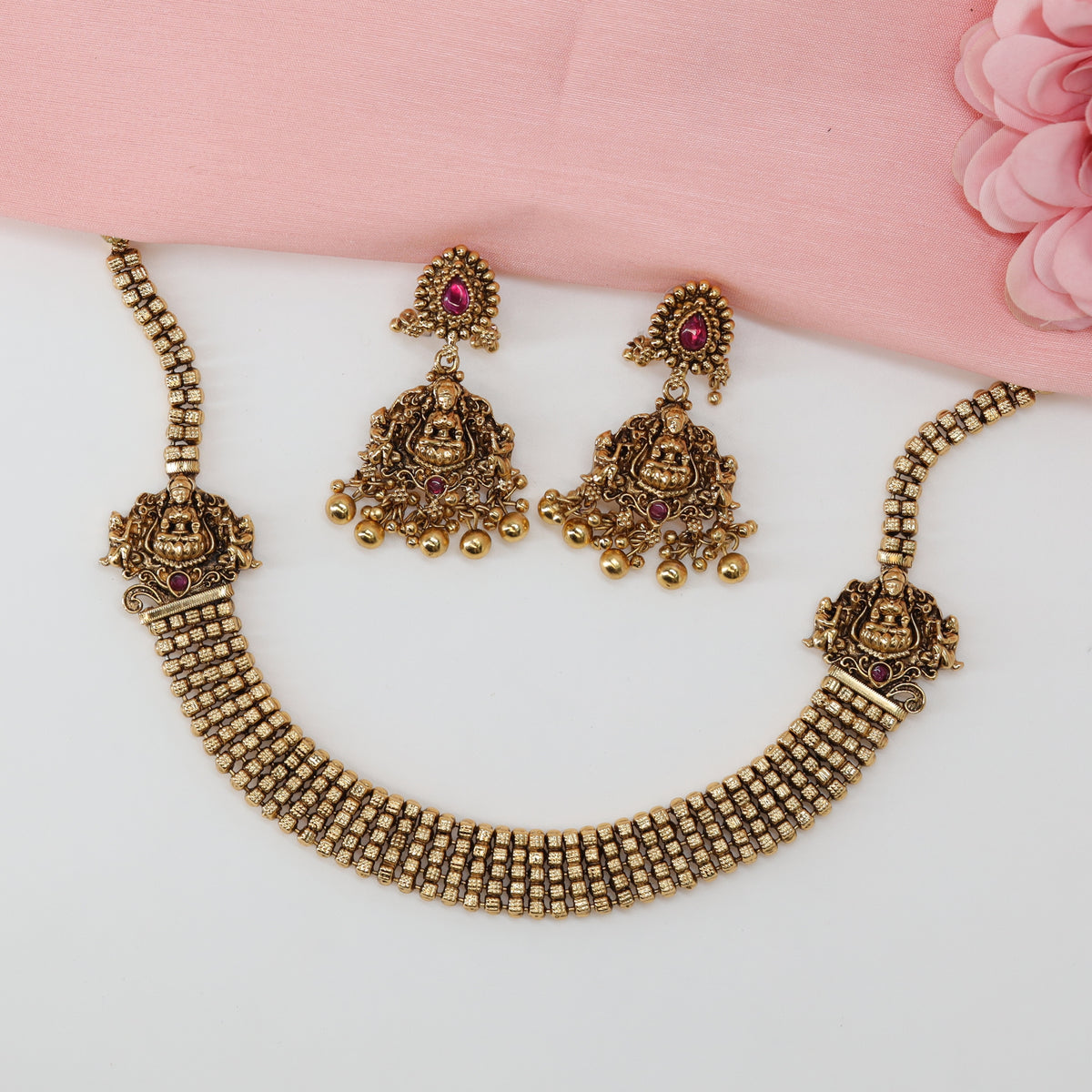 Regal Lakshmi Highlight Necklace with Structured Collar Design
