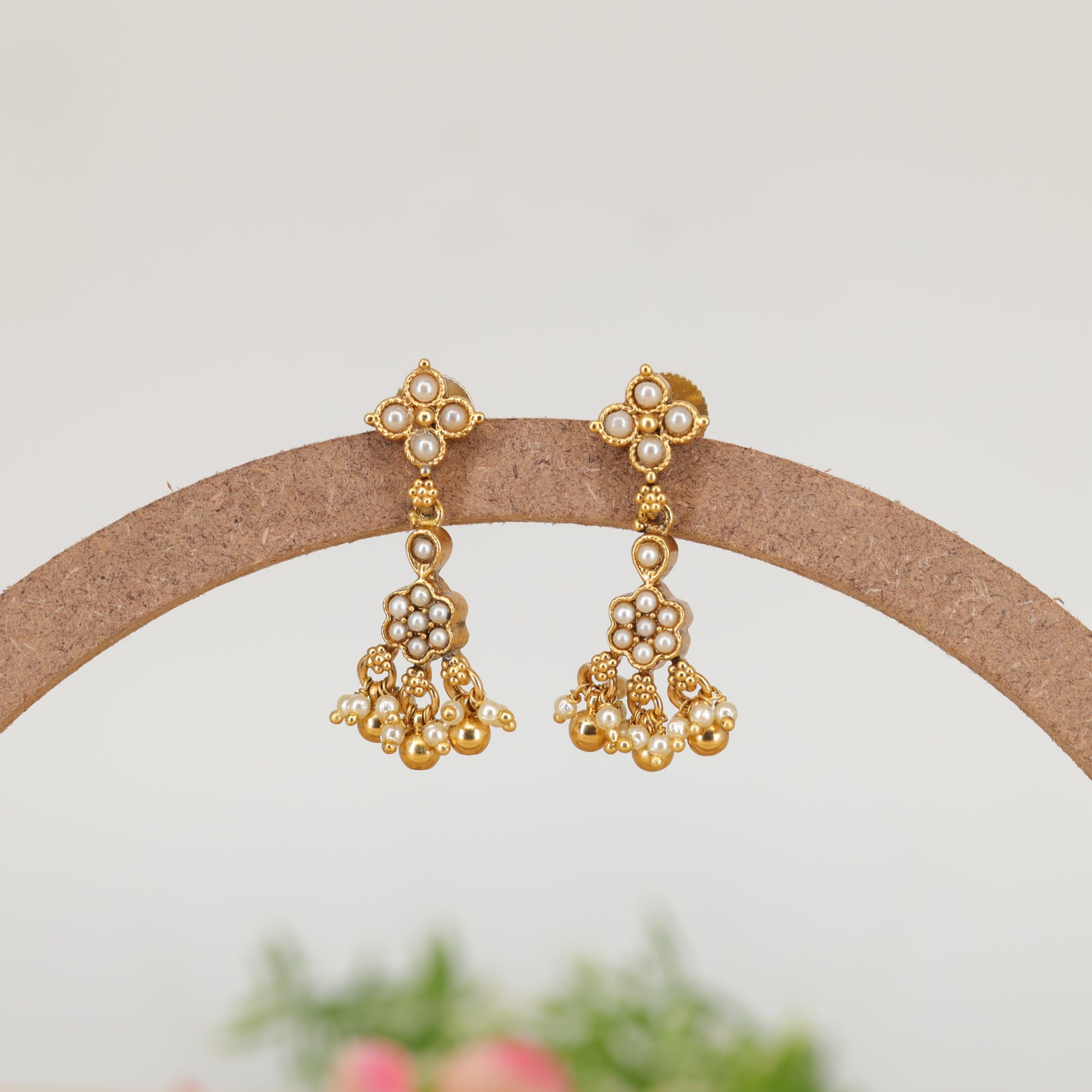 Aarini Pearl Cluster Hanging with Bell Tassel Finish