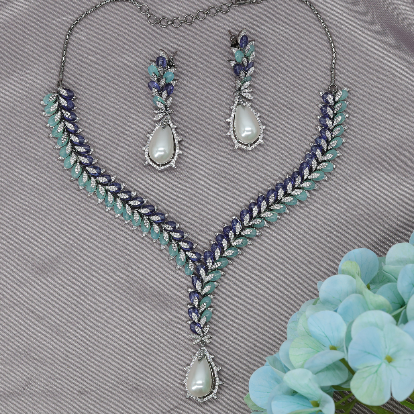 Luxury Vine Style Necklace Set with Intricate Leaf Arrangement
