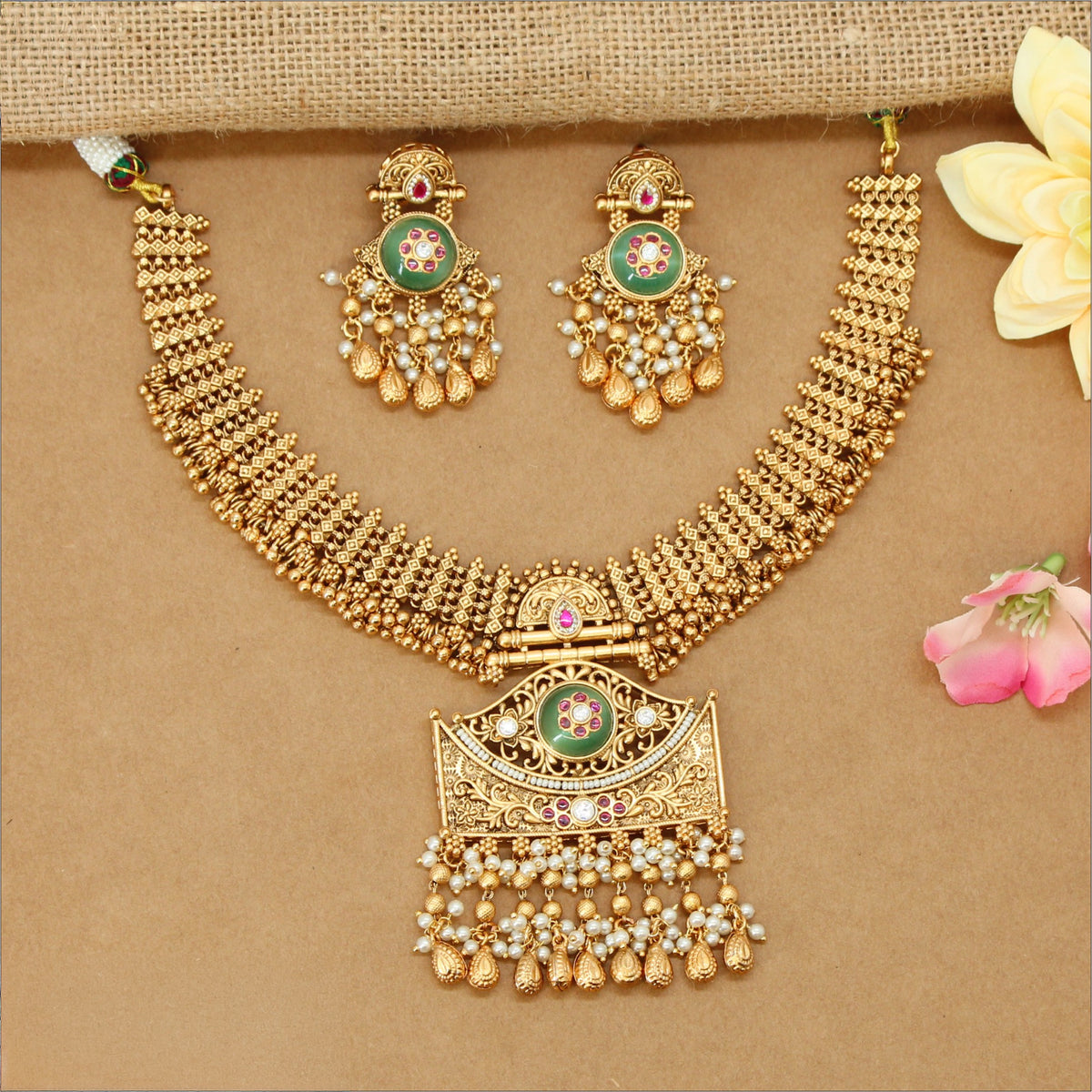 Classic Kundan Necklace With Detailed Lattice Work