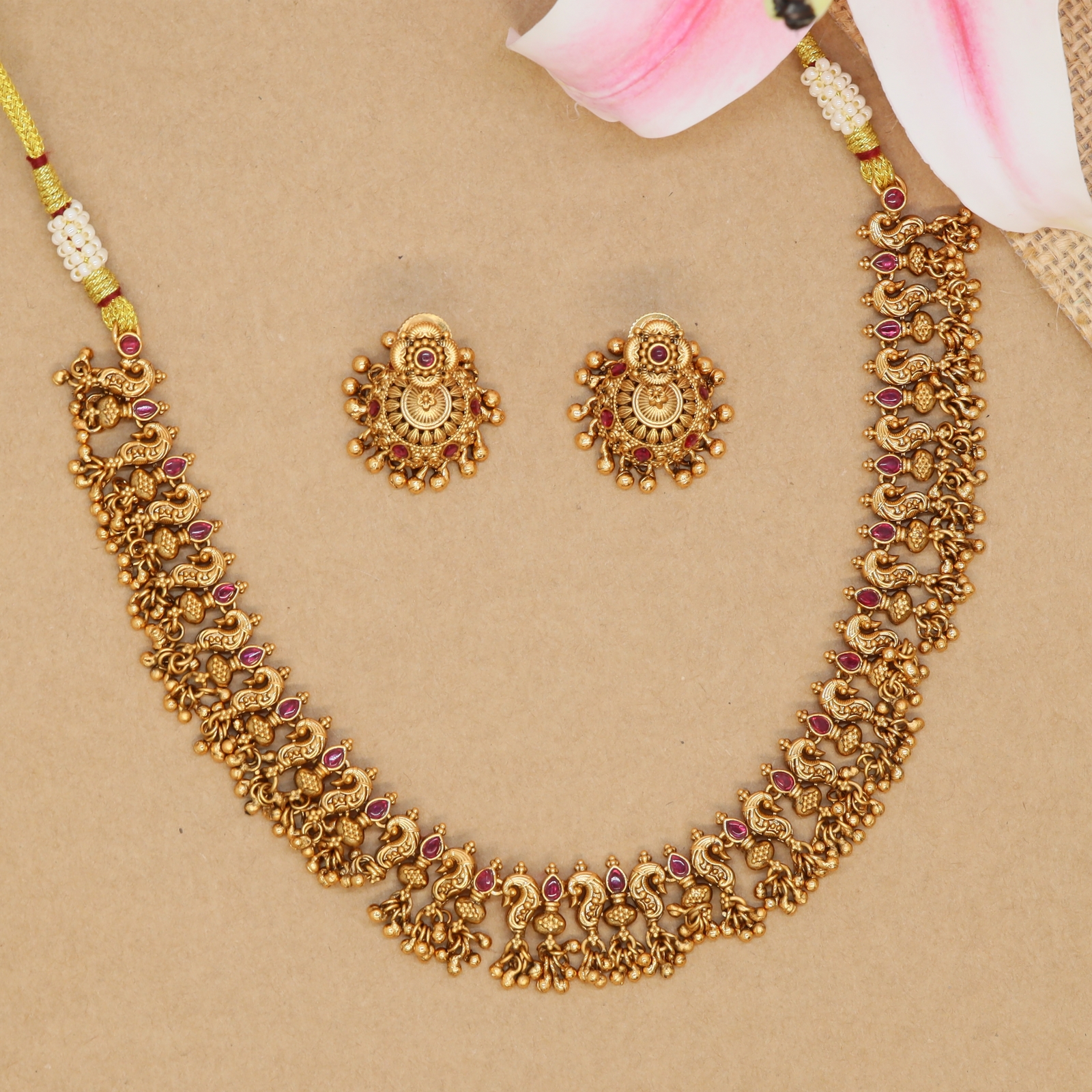 Decorative Mor Form Antique Necklace with Alternating Bird Links and Drop Edge