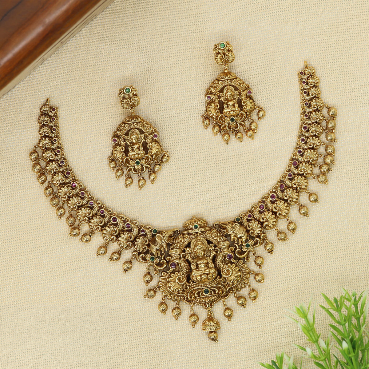 Antique Lakshmi Necklace with Intricate Floral Detailing