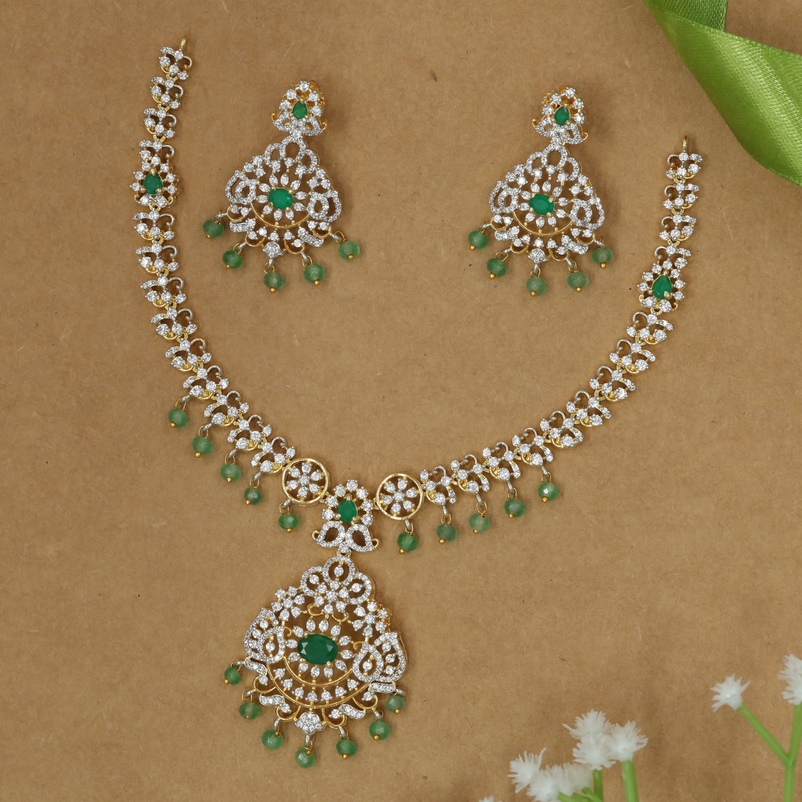 Luxury Green Bead Necklace with Ornate Crystal Craftsmanship