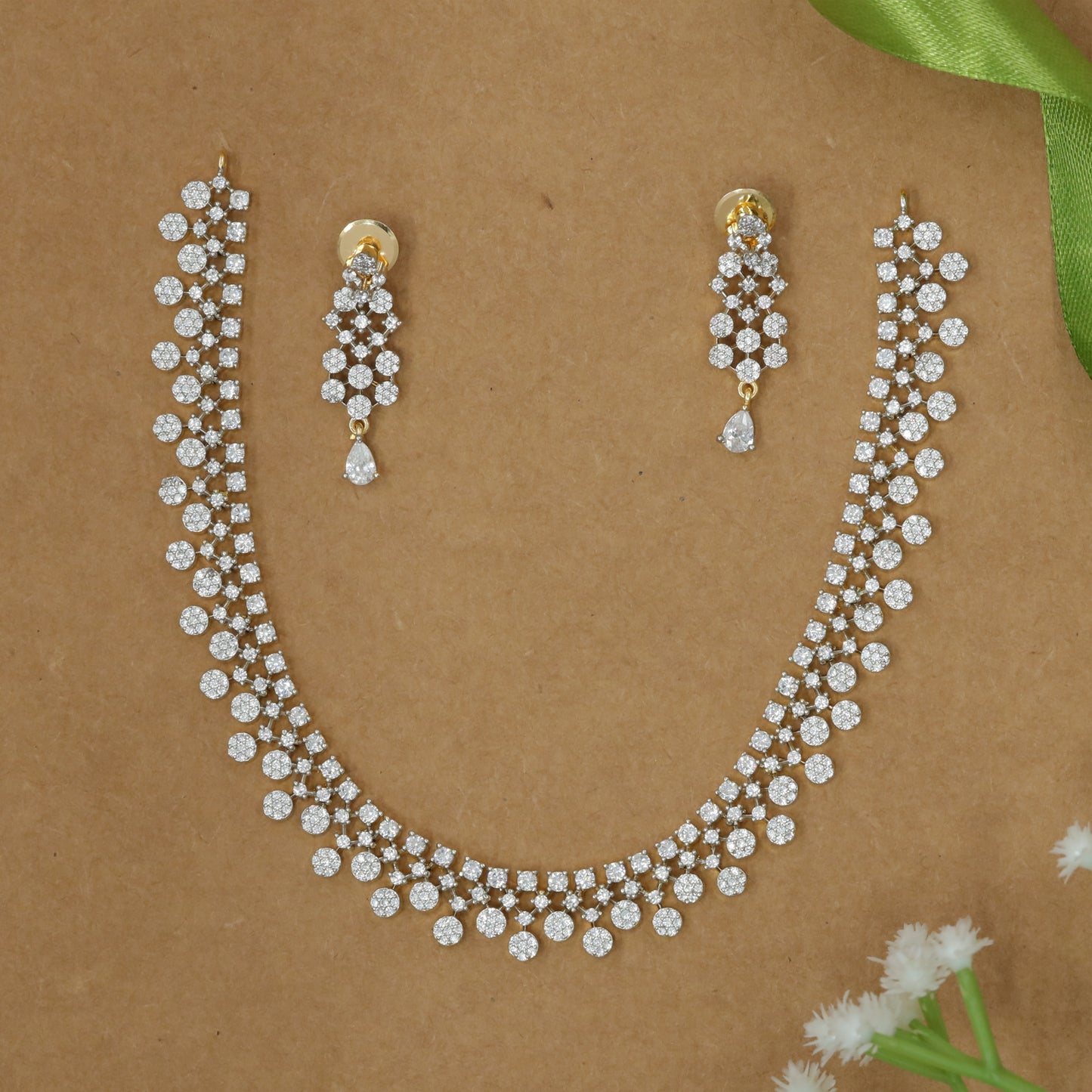 Circular Stone Necklace with Dense Lower Edge Rhythm