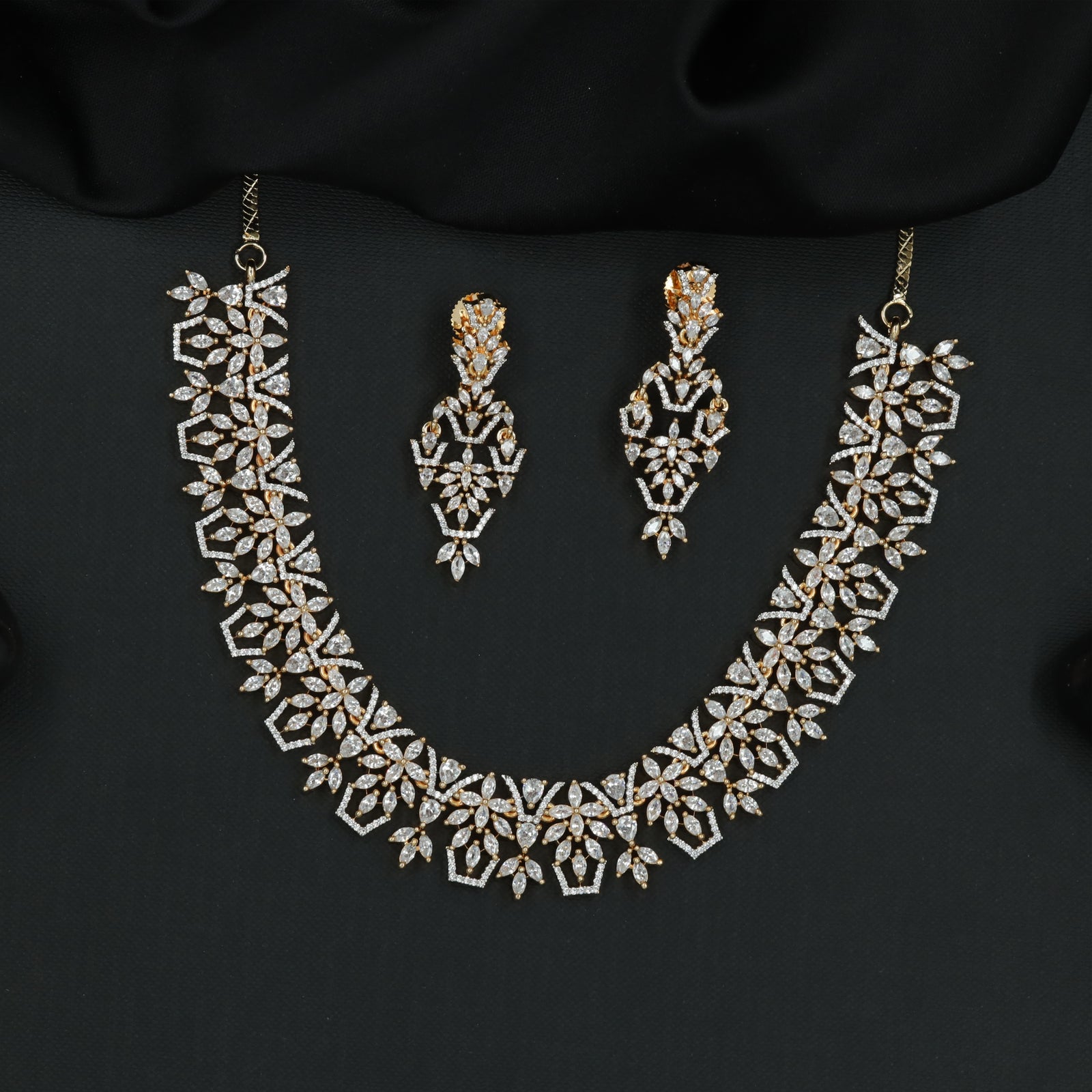 Interwoven Floral and Geometric Link Necklace Set with Decorative Vine Pattern