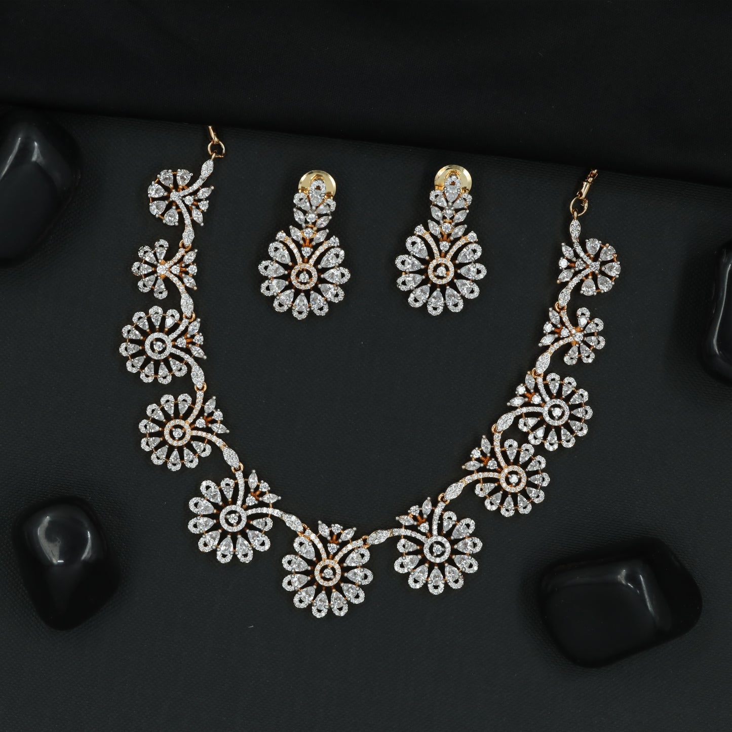 Daisy Bloom Pattern Necklace Set with Decorative Floral Chain