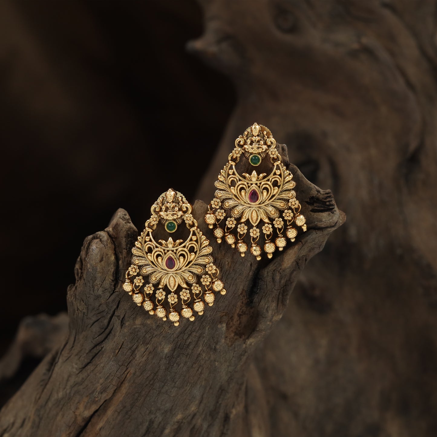 Classic Heritage Hanging Earrings with Curving Petal Pattern