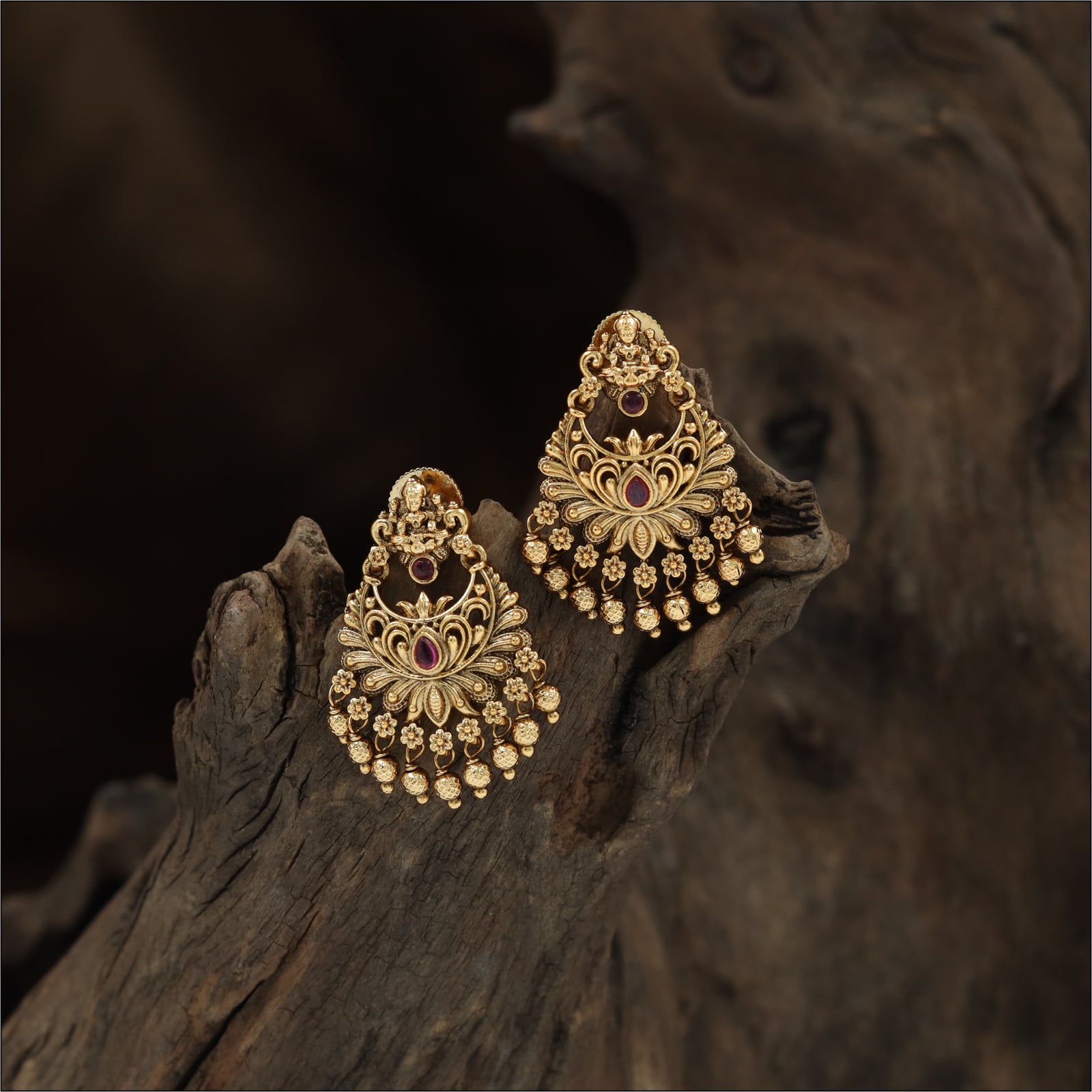 Classic Heritage Hanging Earrings with Curving Petal Pattern