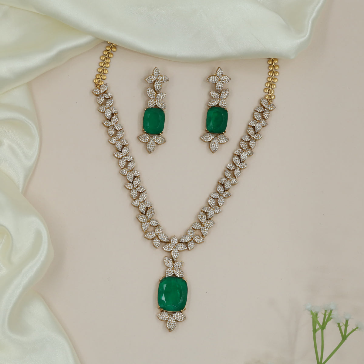 Stylish Blossom Necklace with Symmetrical Flower Links and Hanging Pendant