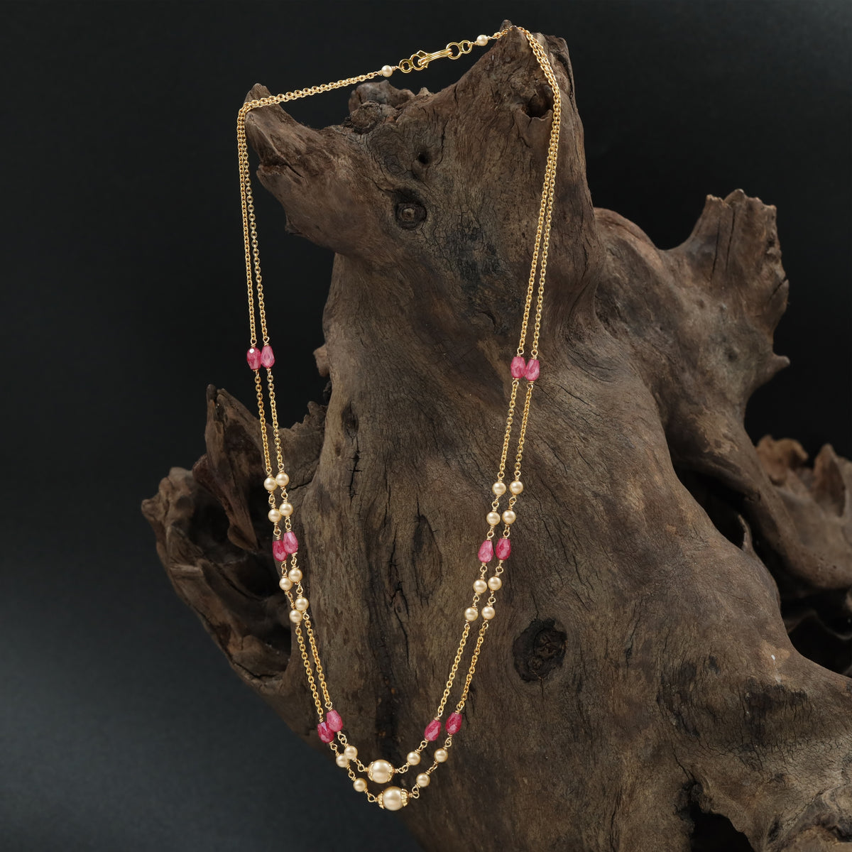 Charming Beads Chain with Minimal Structure and Clustered Accents