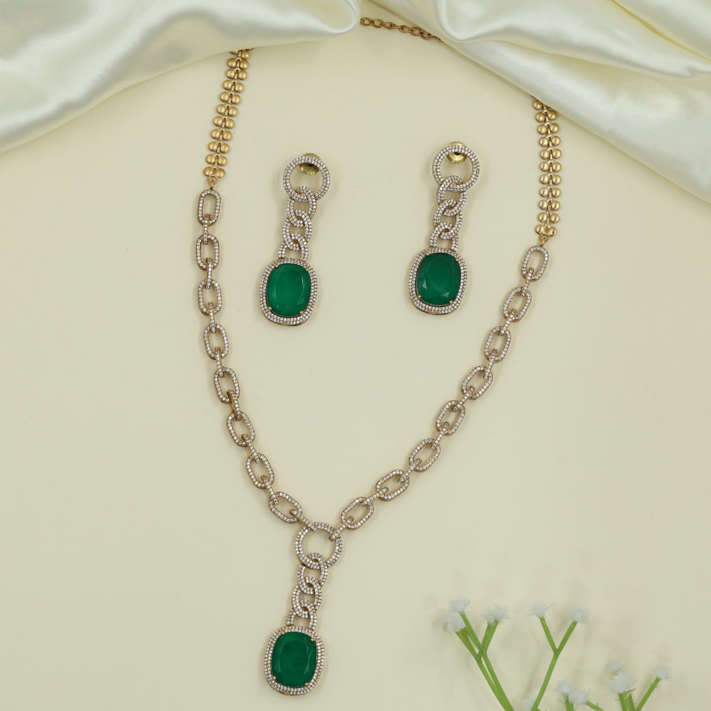 Brilliant Link Matt Necklace with Elongated Chain Units and Hanging Drop