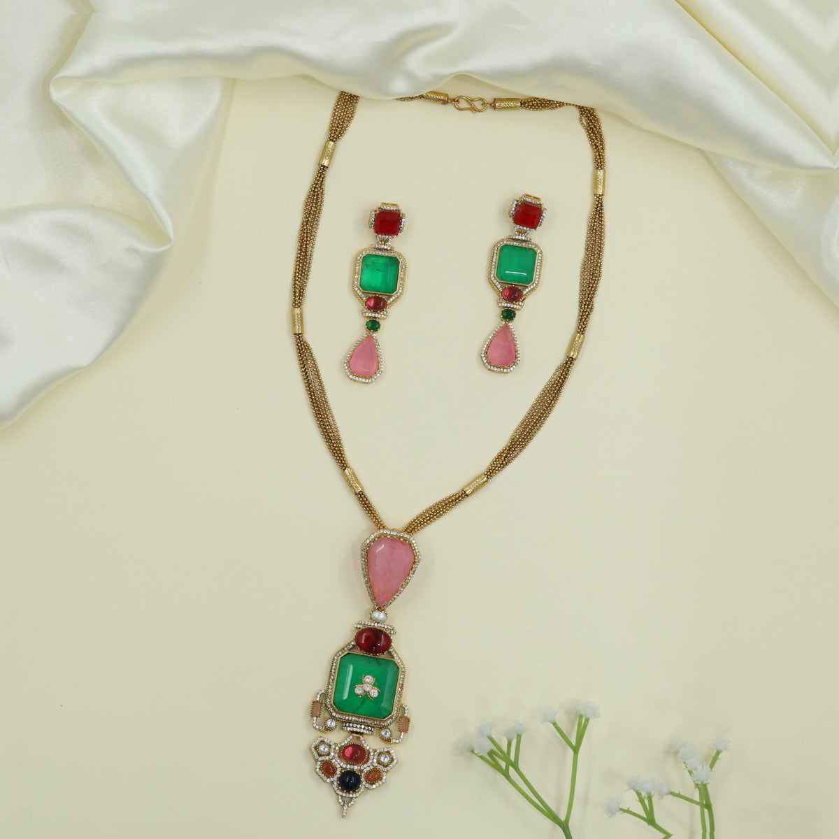 Aureate Rope Link Kundan Chain with Pendant Featuring Tiered Drop Arrangement