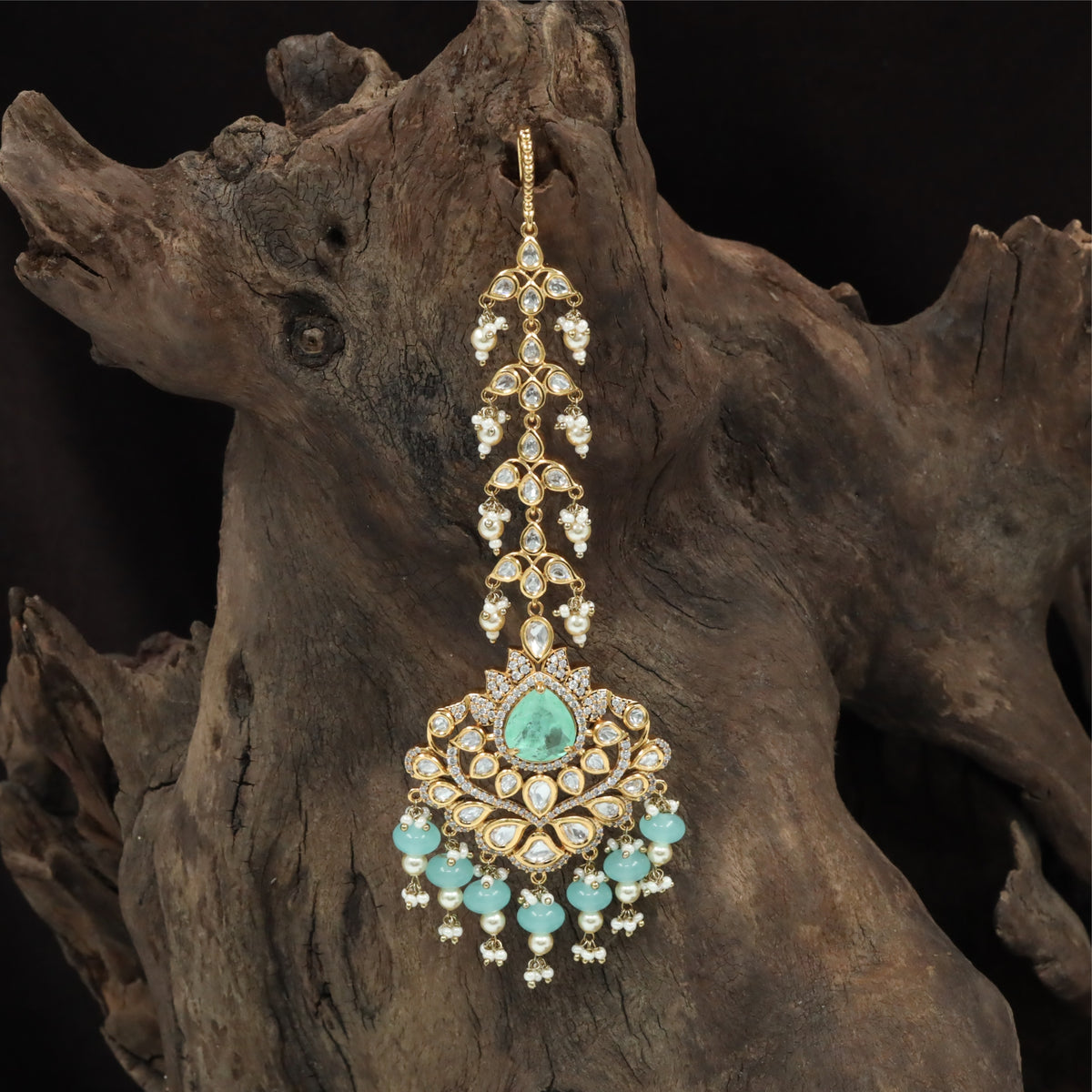 Elegant Forehead Tikka with Repeating Link Motifs and Wide Pendant Spread