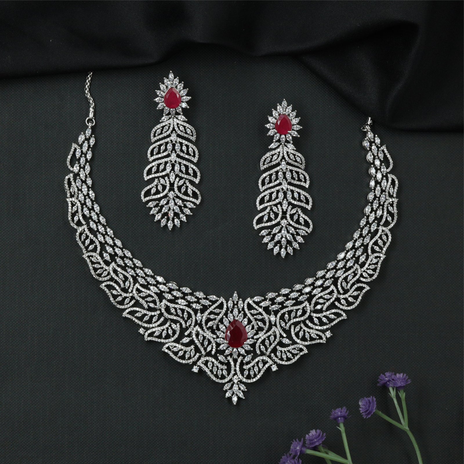 Jewelvine Spread Necklace with Flowing Leaf Structure and Center Drop Accent