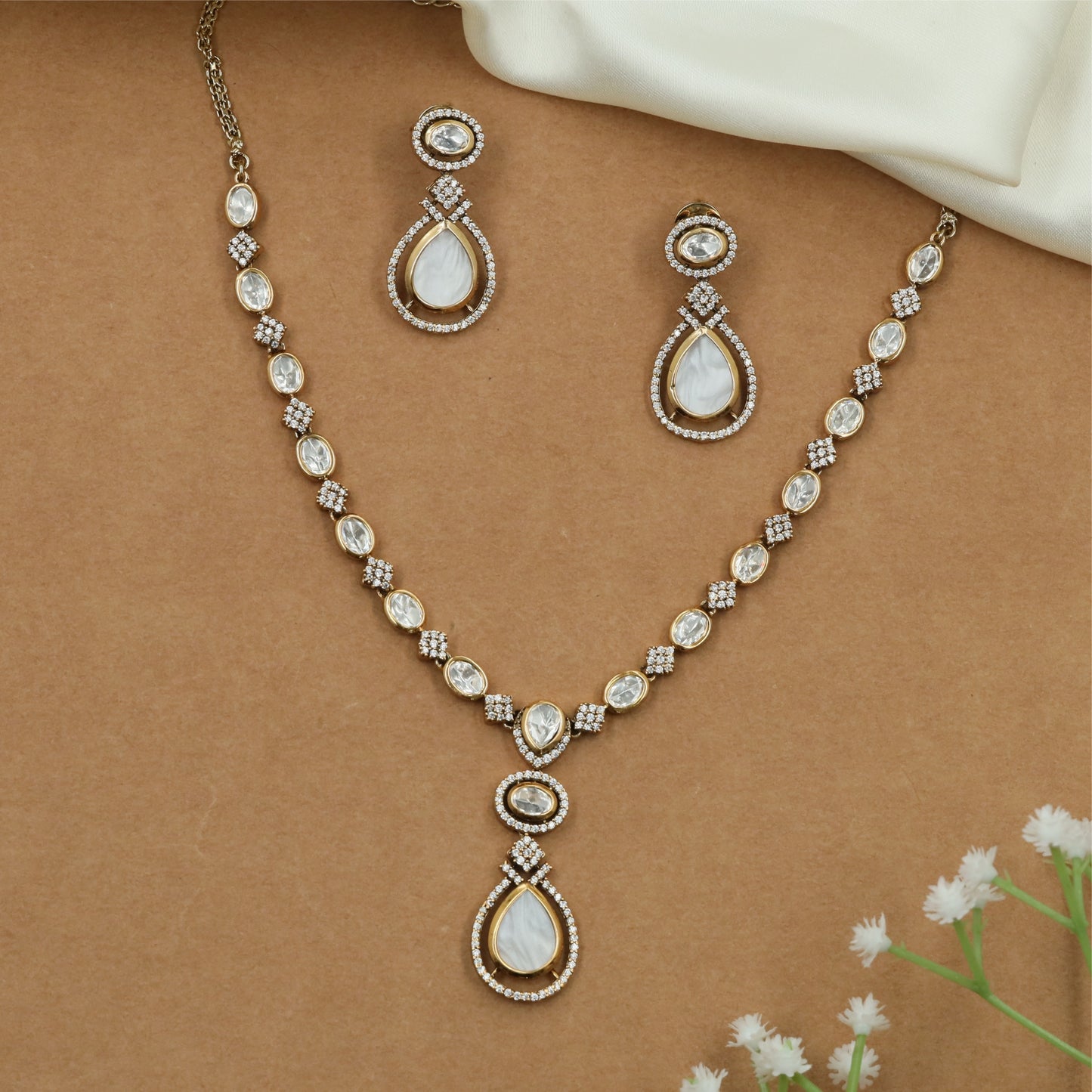 Jovelle Kundan Necklace with Decorative Floral Connector Pattern