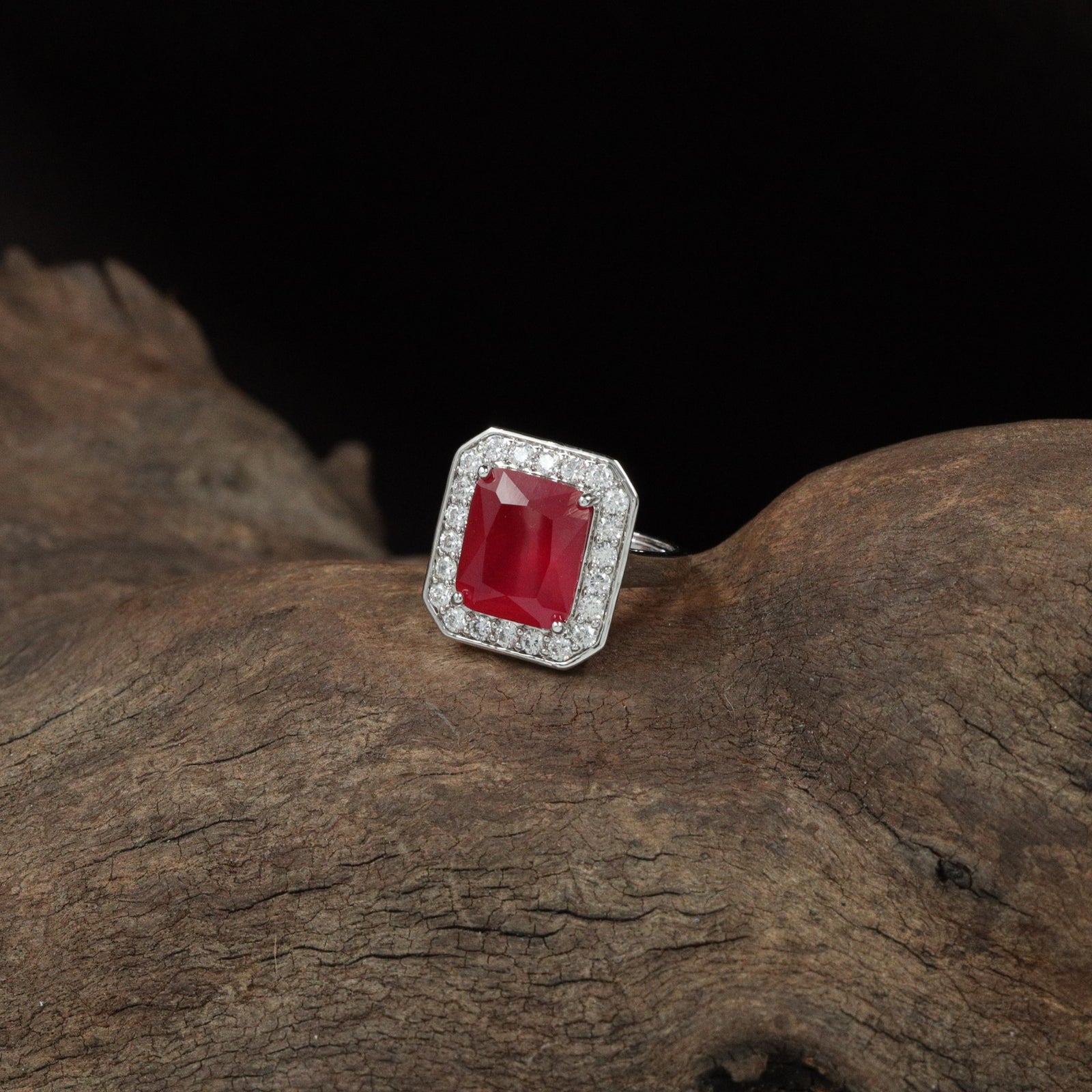 Junction Crown Finger Ring with Structured Border Formation