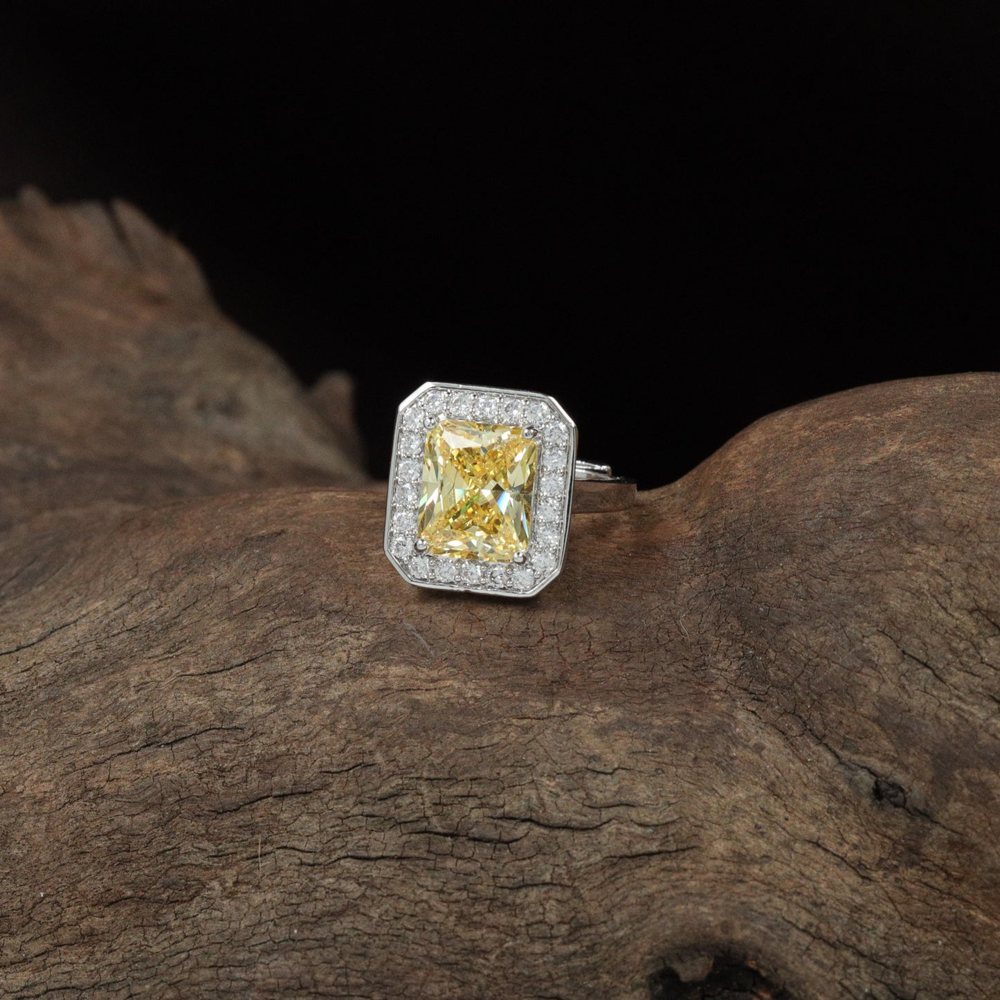 Junction Crown Finger Ring with Structured Border Formation